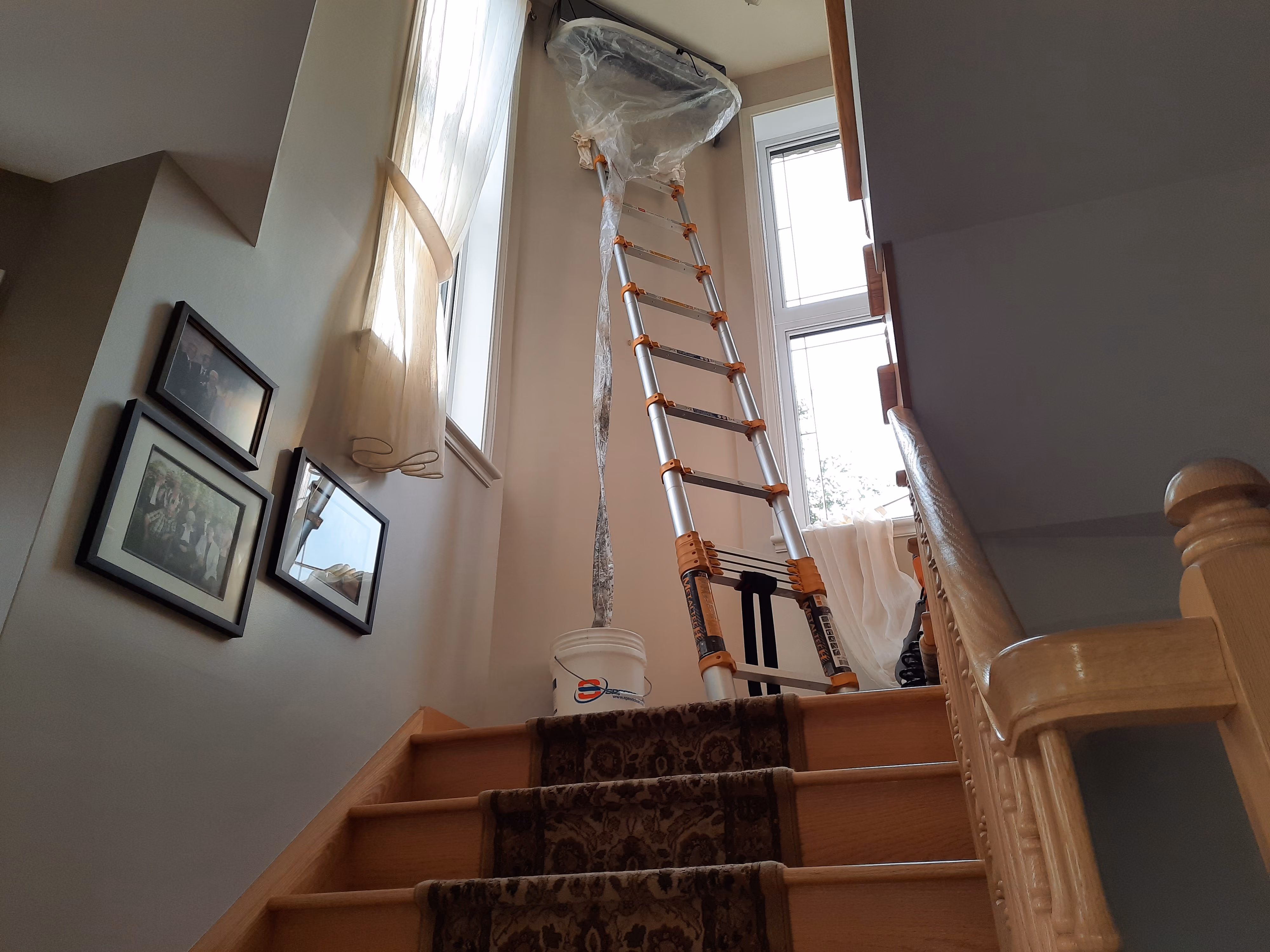 Utilisation d'une échelle pour le nettoyage d'une thermopompe murale en hauteur a Québec Beauport