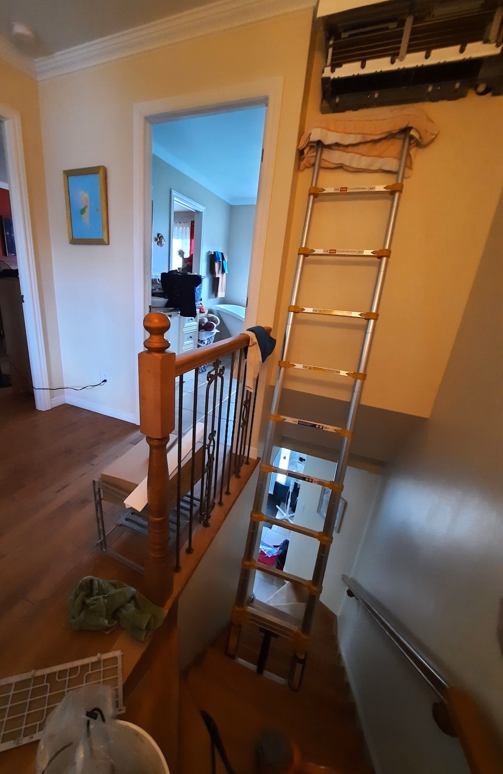 Nettoyage d'une thermopompe dans une cage d'Escalier