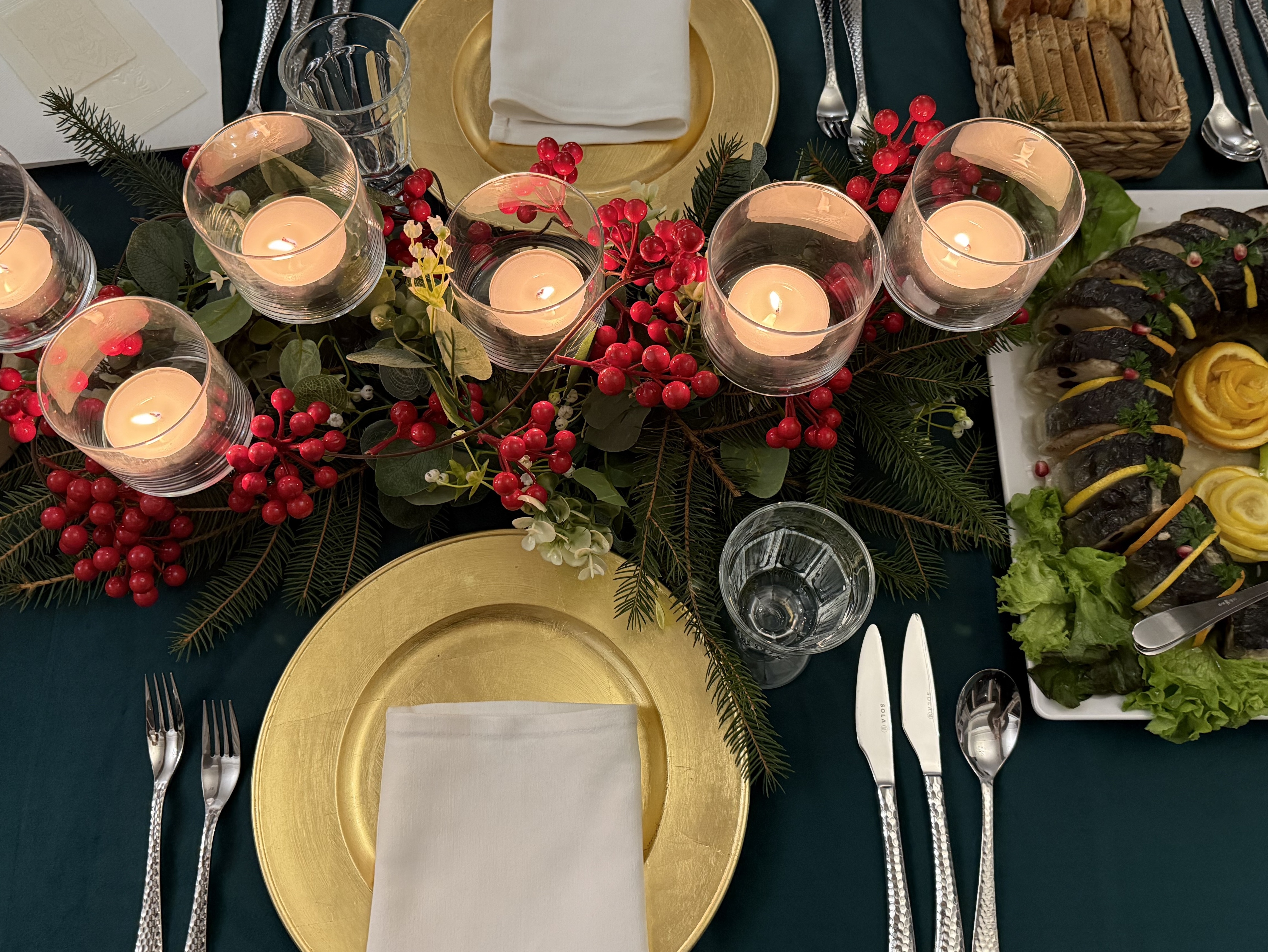 stół wigilijny z zastawą