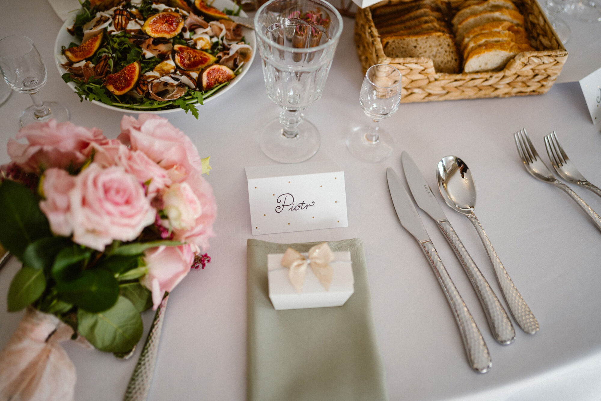 stół weselny z zastawą