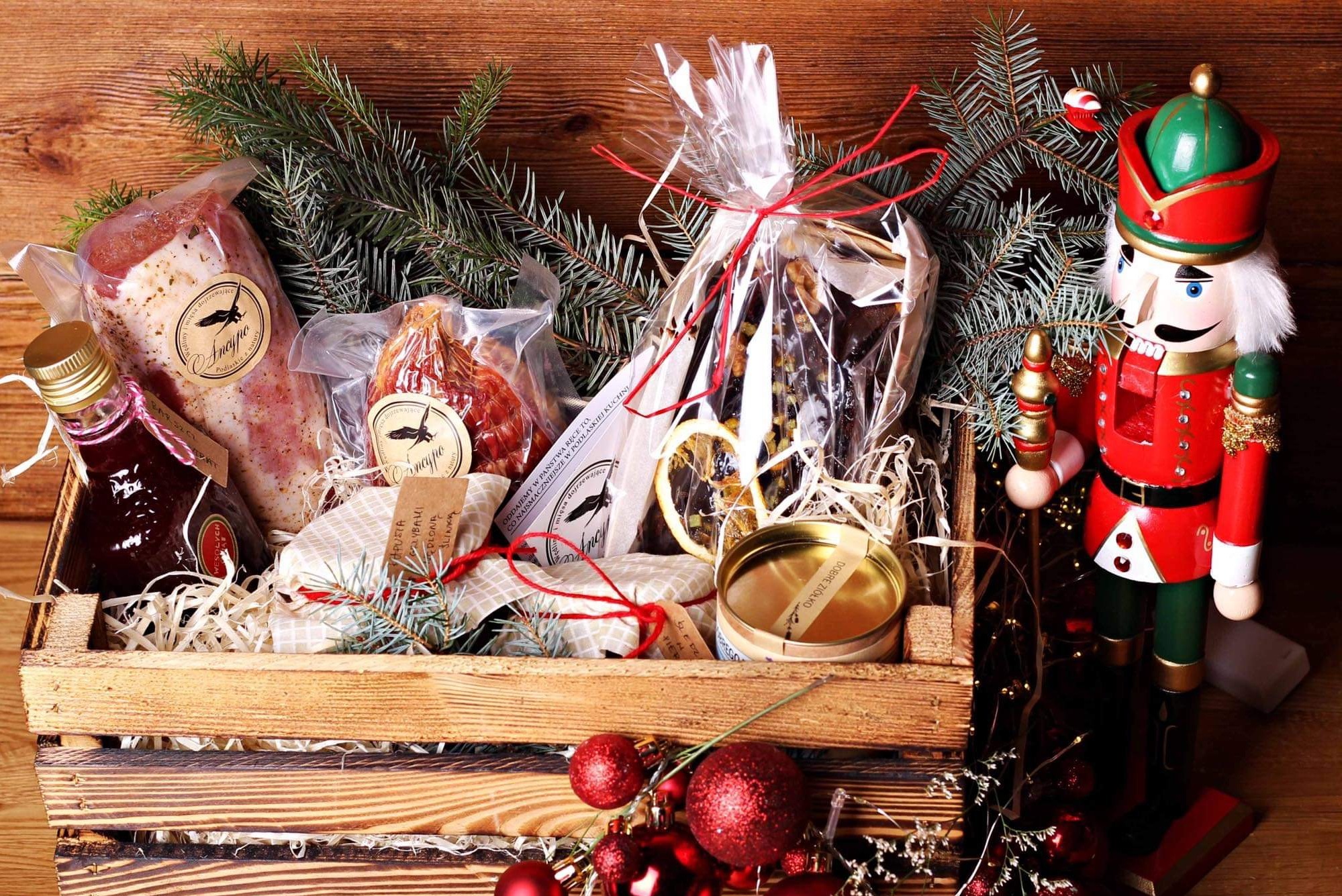 świątecznie ozdobiona skrzynka z wędlinami 