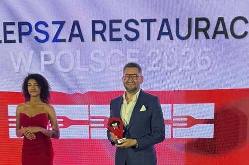 odbiór nagrody na scenie