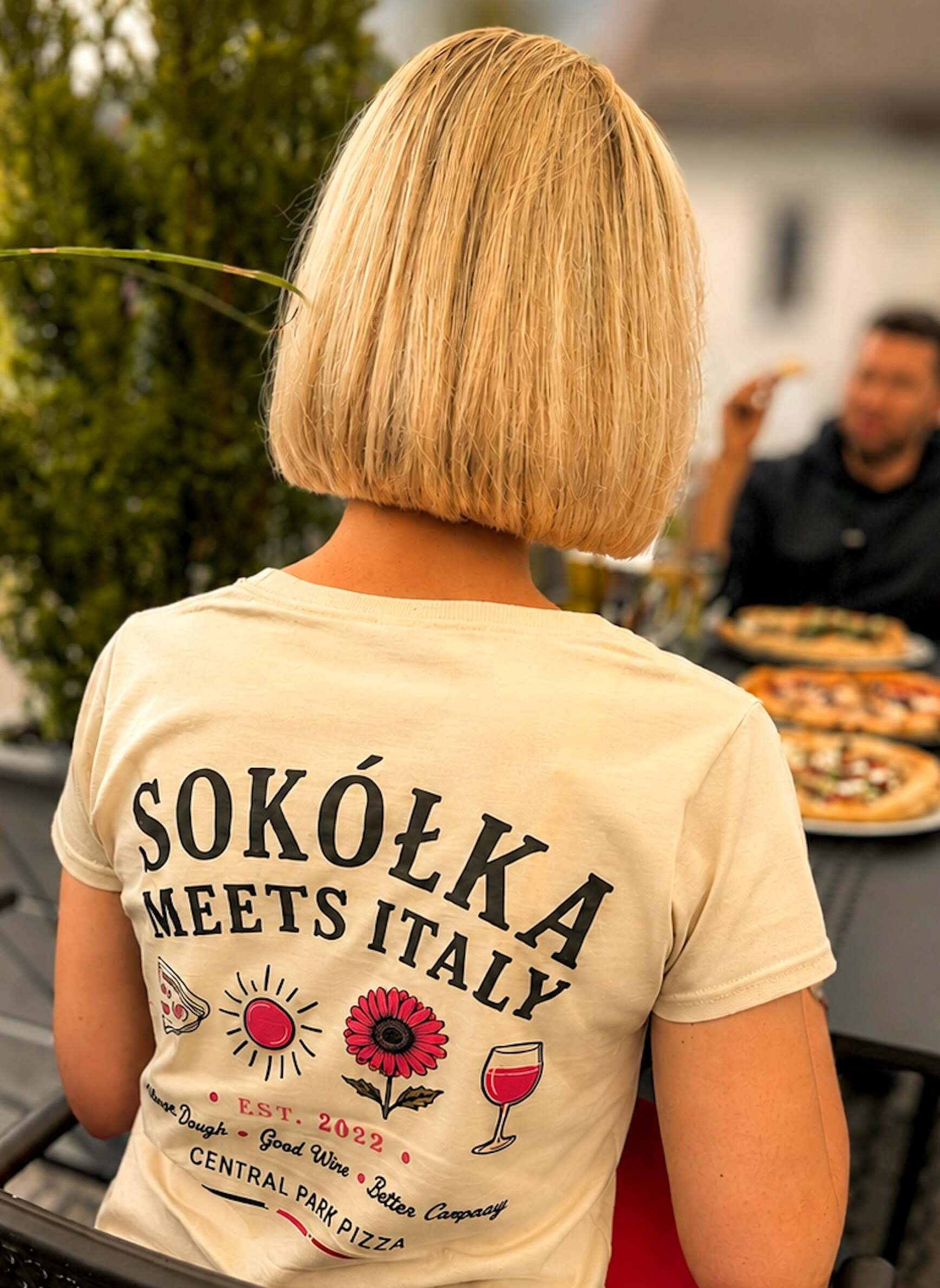 kobieta w koszulce z napisem Sokółka