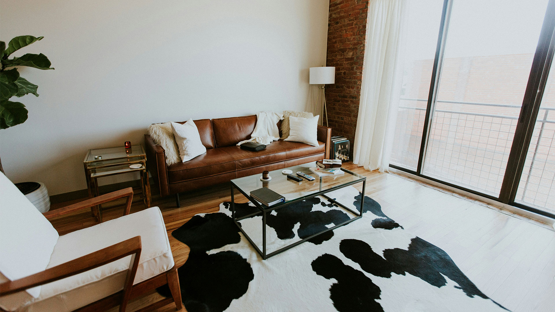Long-term investment vs short-term investment: Which one is right for you? Lounge interior