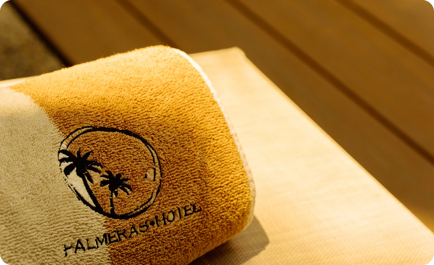 cama-de-domo-geodesico-con-decoracion-en-la-pared