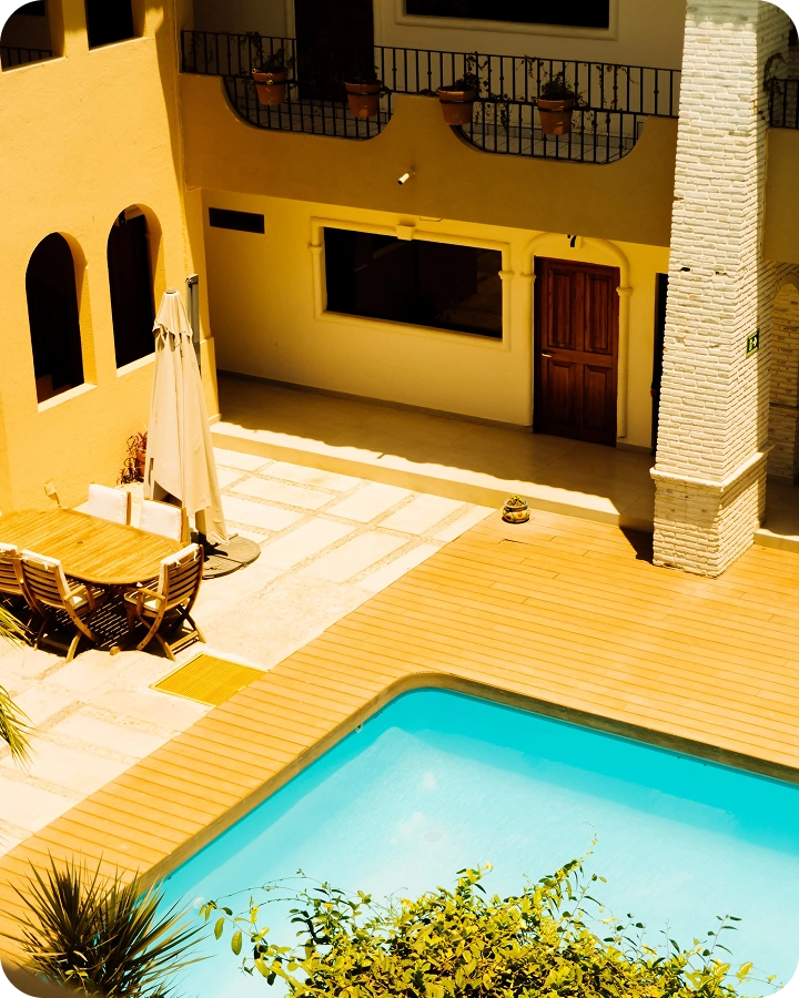 ventana-y-muebles-de-la-habitacion-del-domo-geodesico