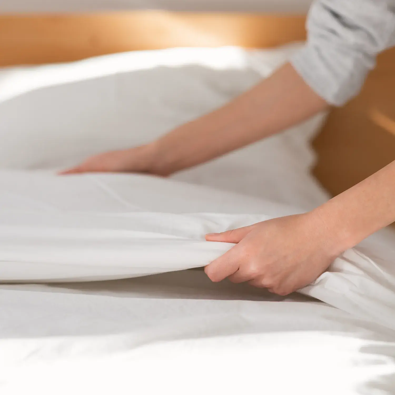 mujer-en-lavanderia-acomodando-toallas-blancas