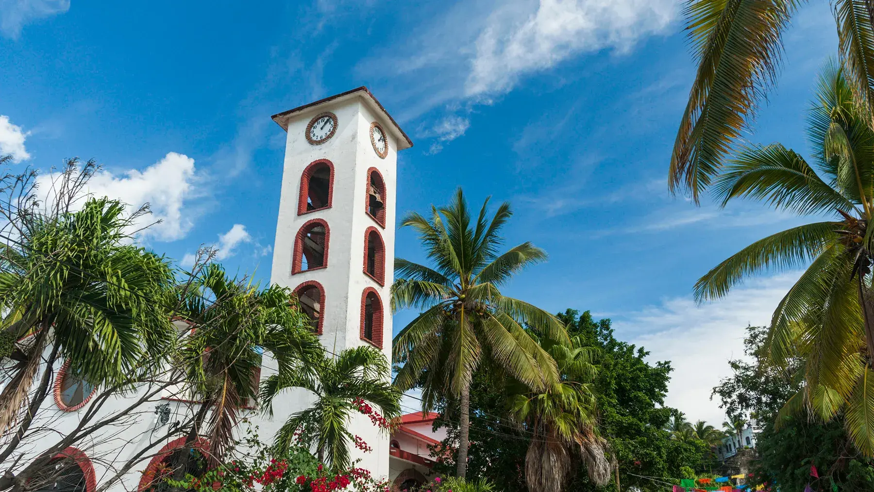 fotografia-de-playa-de-yelapa-con-barcos-y-personas-en-la-arena