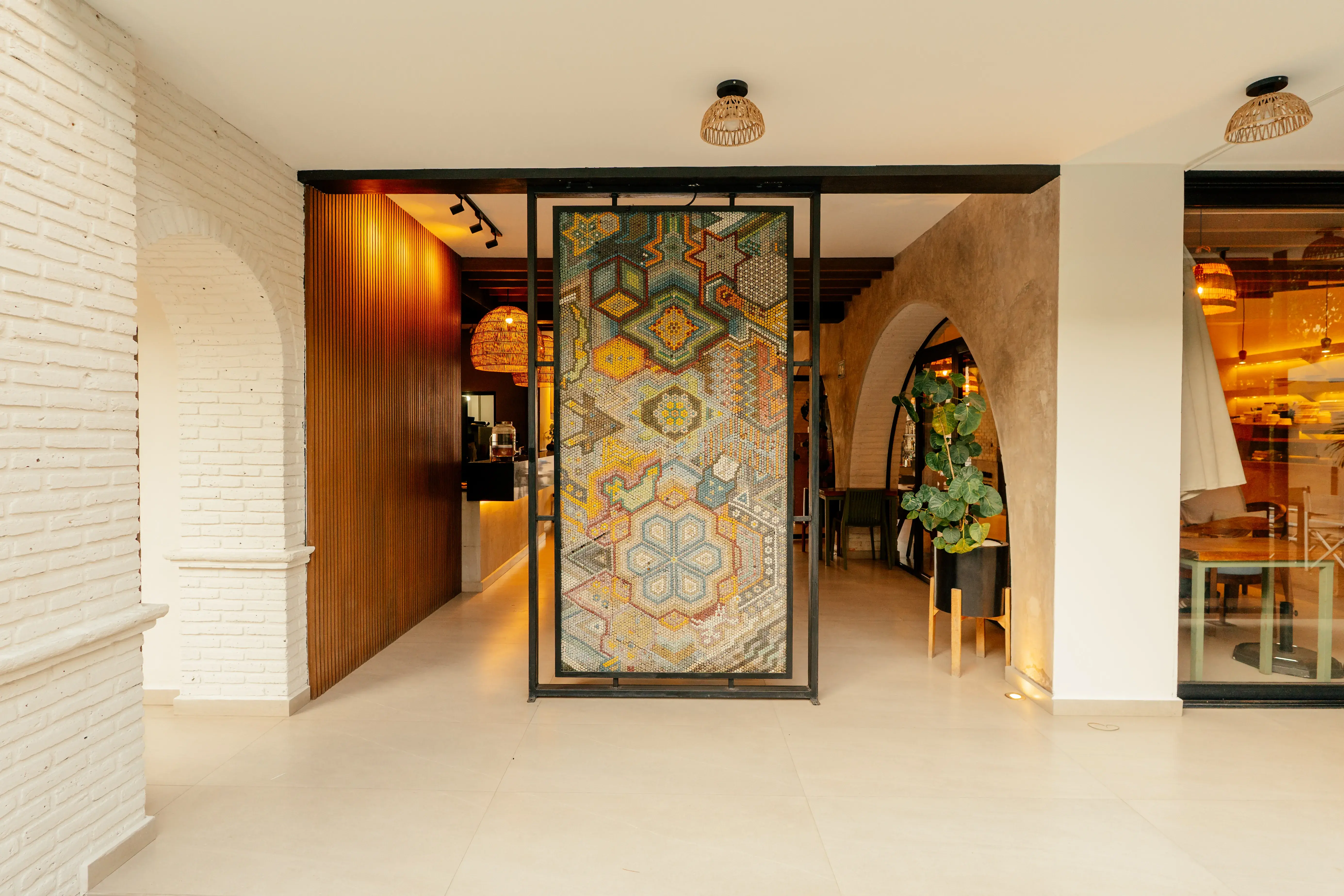 cama-de-domo-geodesico-con-decoracion-en-la-pared