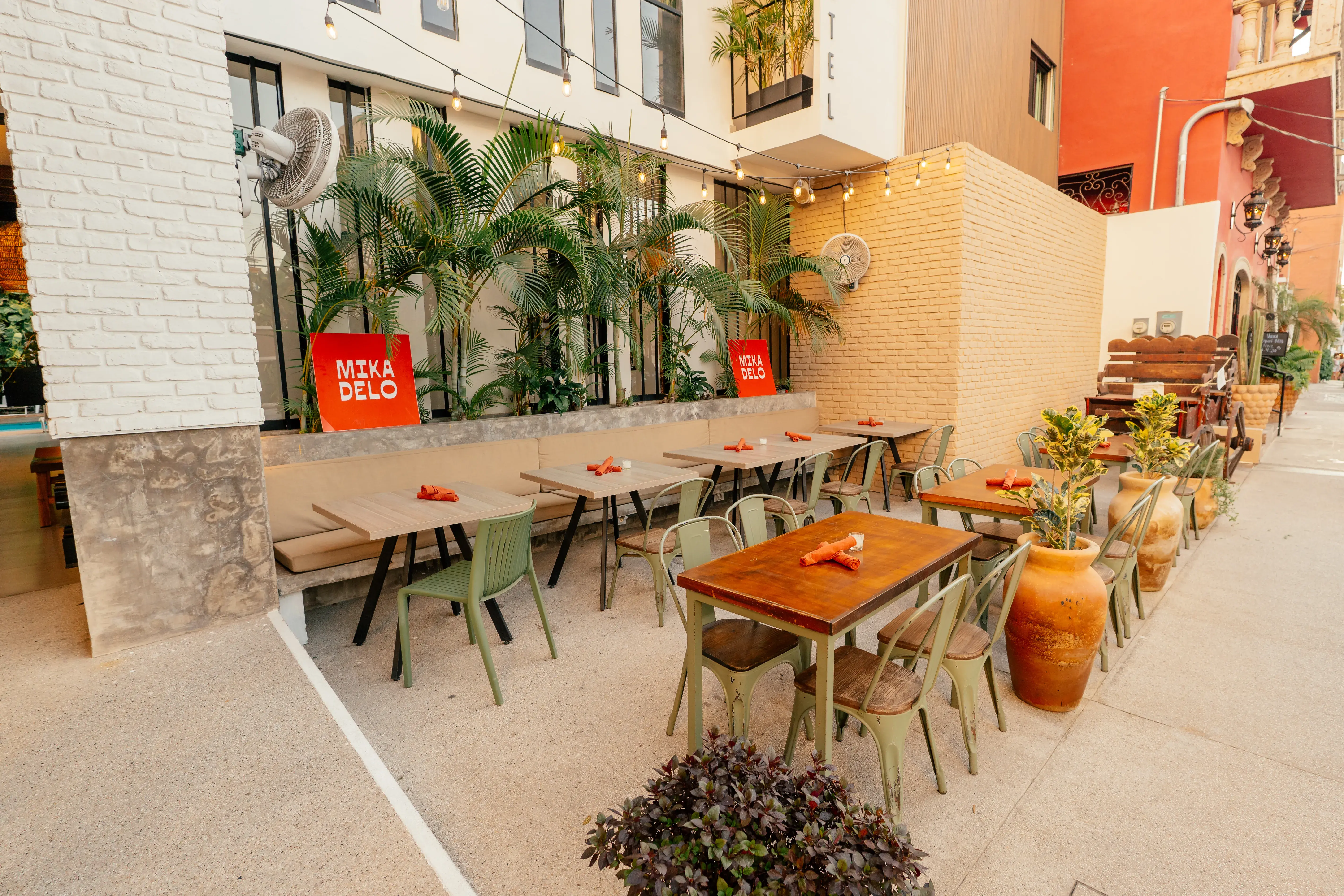 mueble-de-piel-cafe-con-mesita-de-color-negro