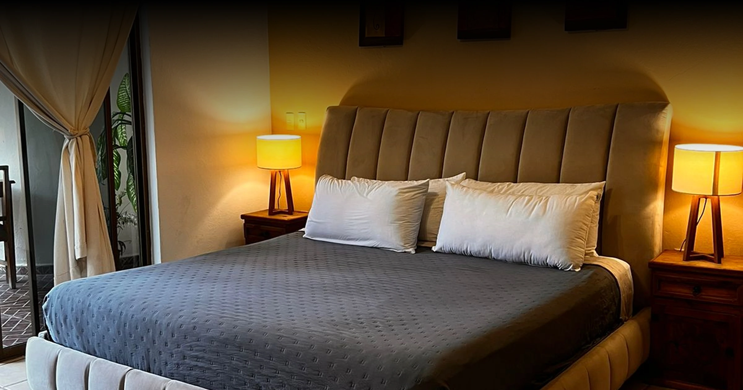 king-size-bed-with-decoration-and-windows
