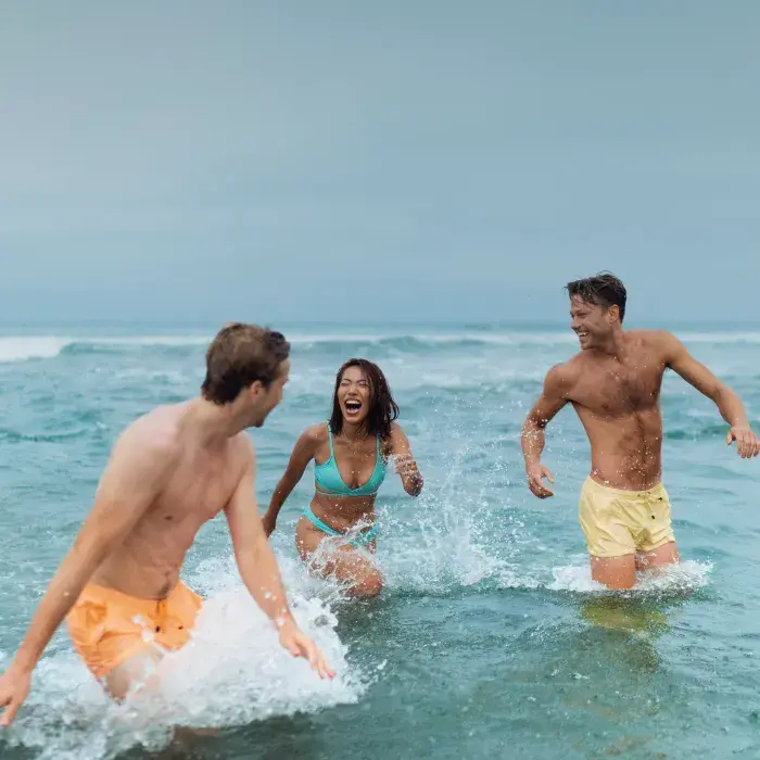 mujeres remando durante con un atardecer al fondo en Bucerias