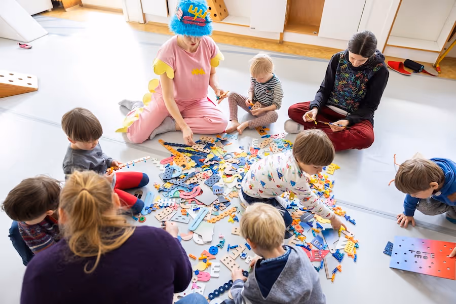 Kluk si hraje s přírodní stavebnicí TOTEMO
