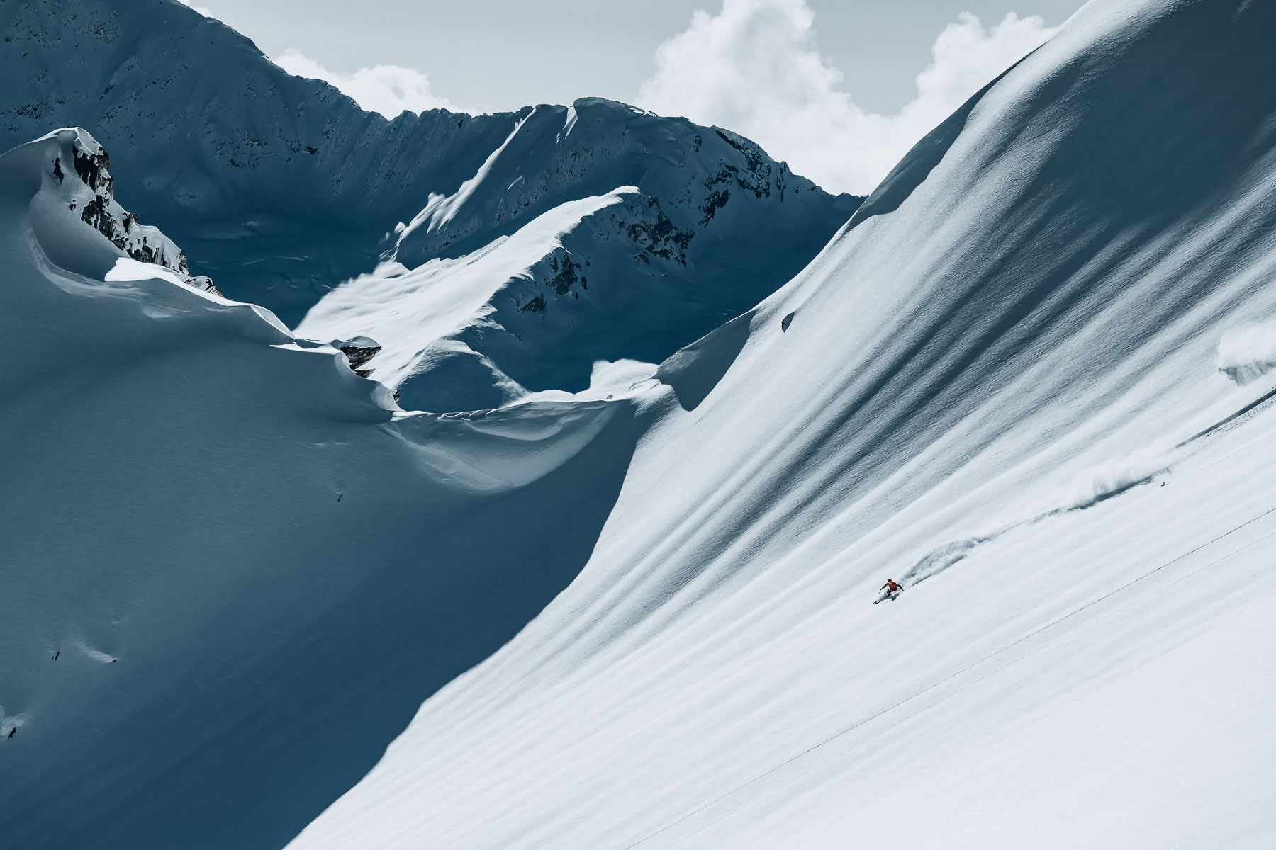 Powder skiing in Mica Heli-Skiing’s mountain terrain