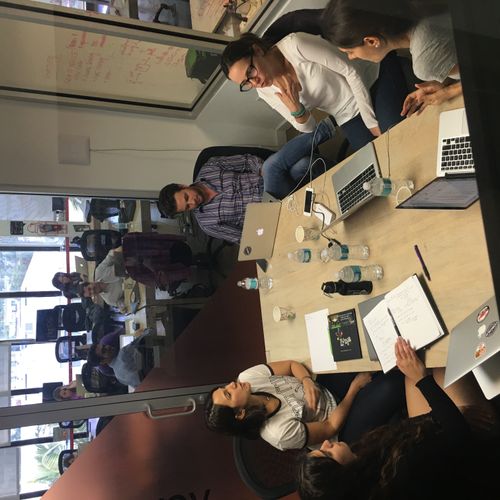 Andrea Arnau en una sala de juntas con su equipo