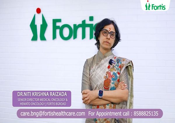 Dr. Niti Krishna Raizada speaking about lung adenocarcinoma and molecular testing at Fortis Hospitals, Bengaluru.