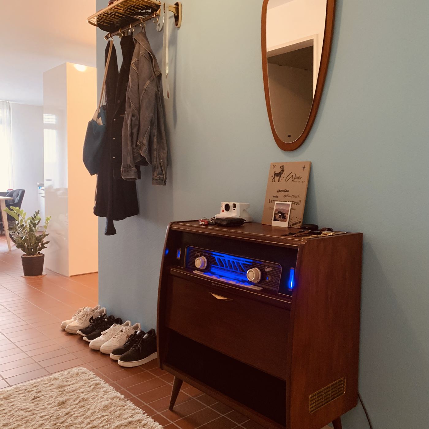 Finished Grätz radio installed in the entryway