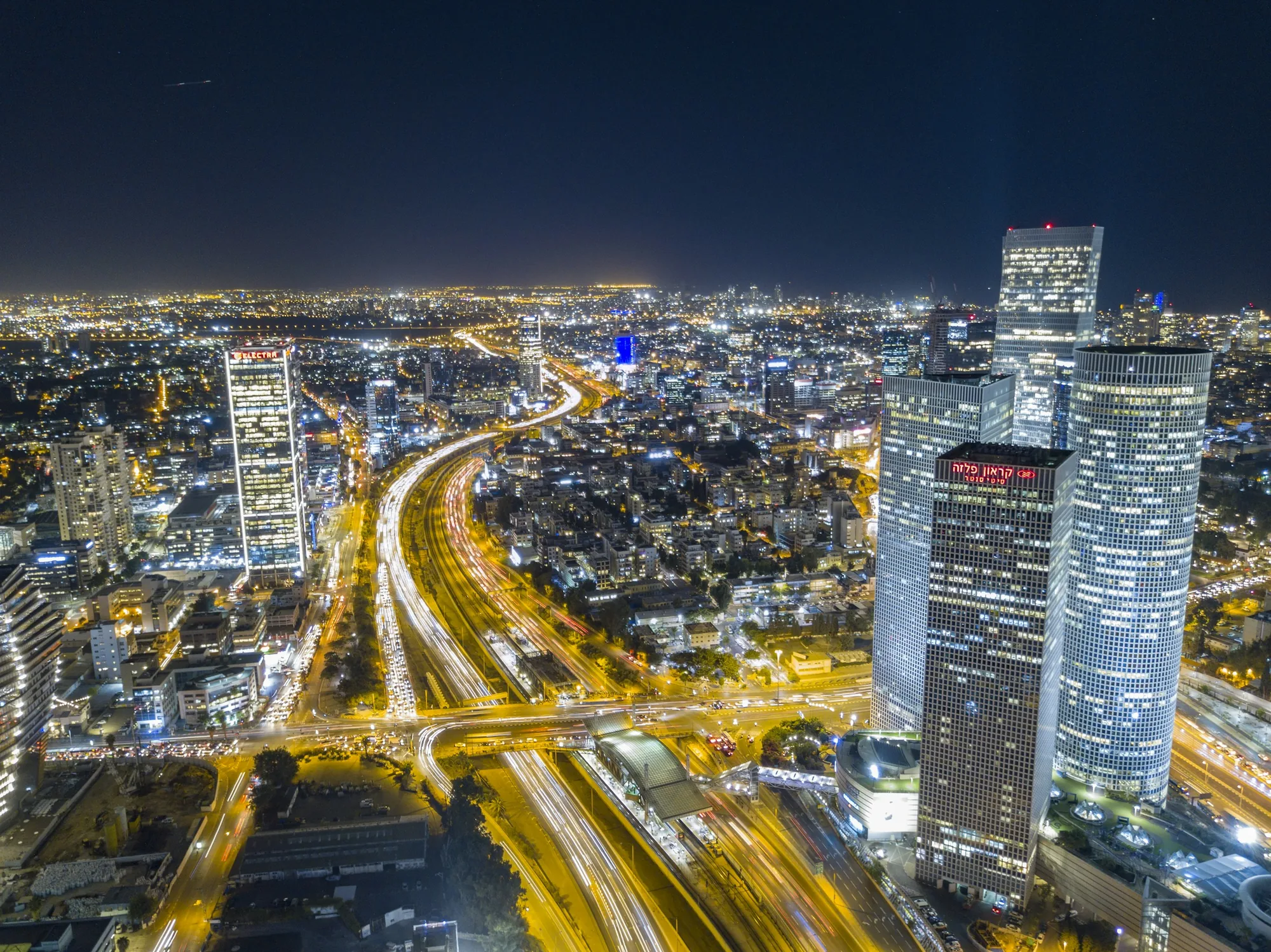 נתיבי איילון ומגדלי עזריאלי בתל אביב בלילה