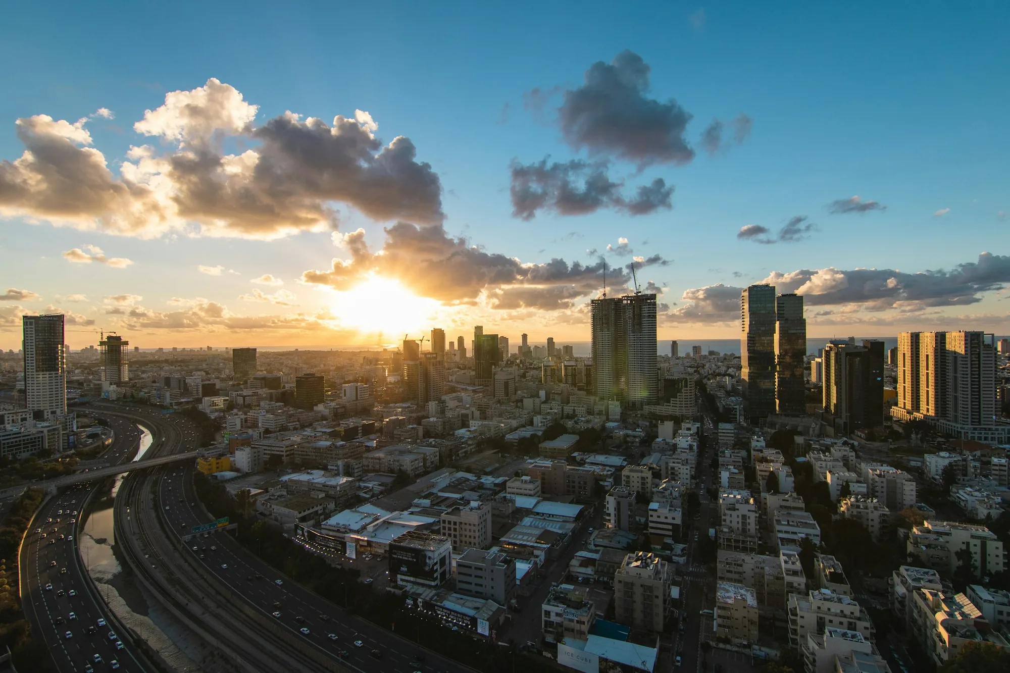 שקיעה מעל מגדלי תל אביב ונתיבי איילון