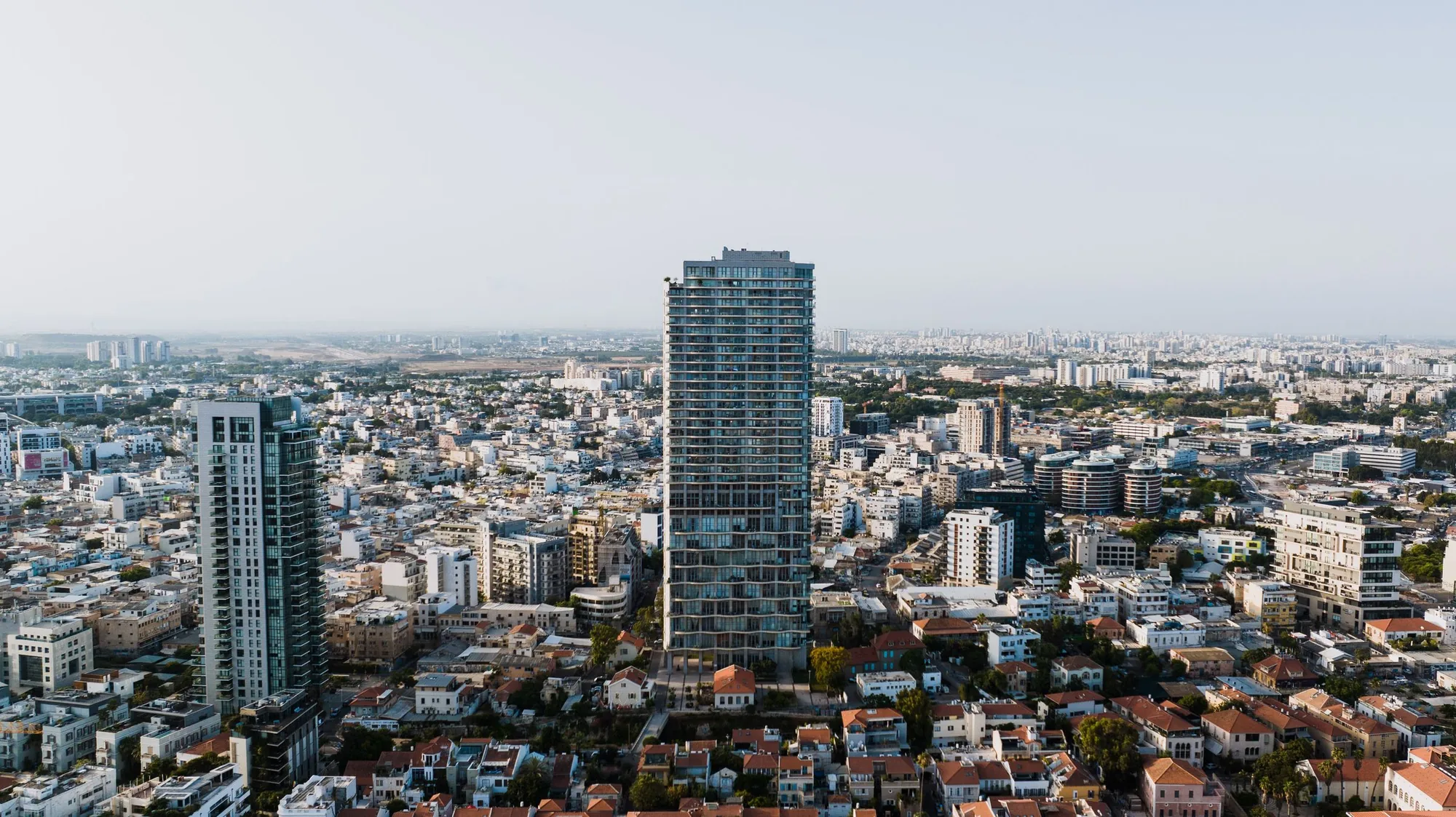 מבט אווירי על מגדלי תל אביב והעיר