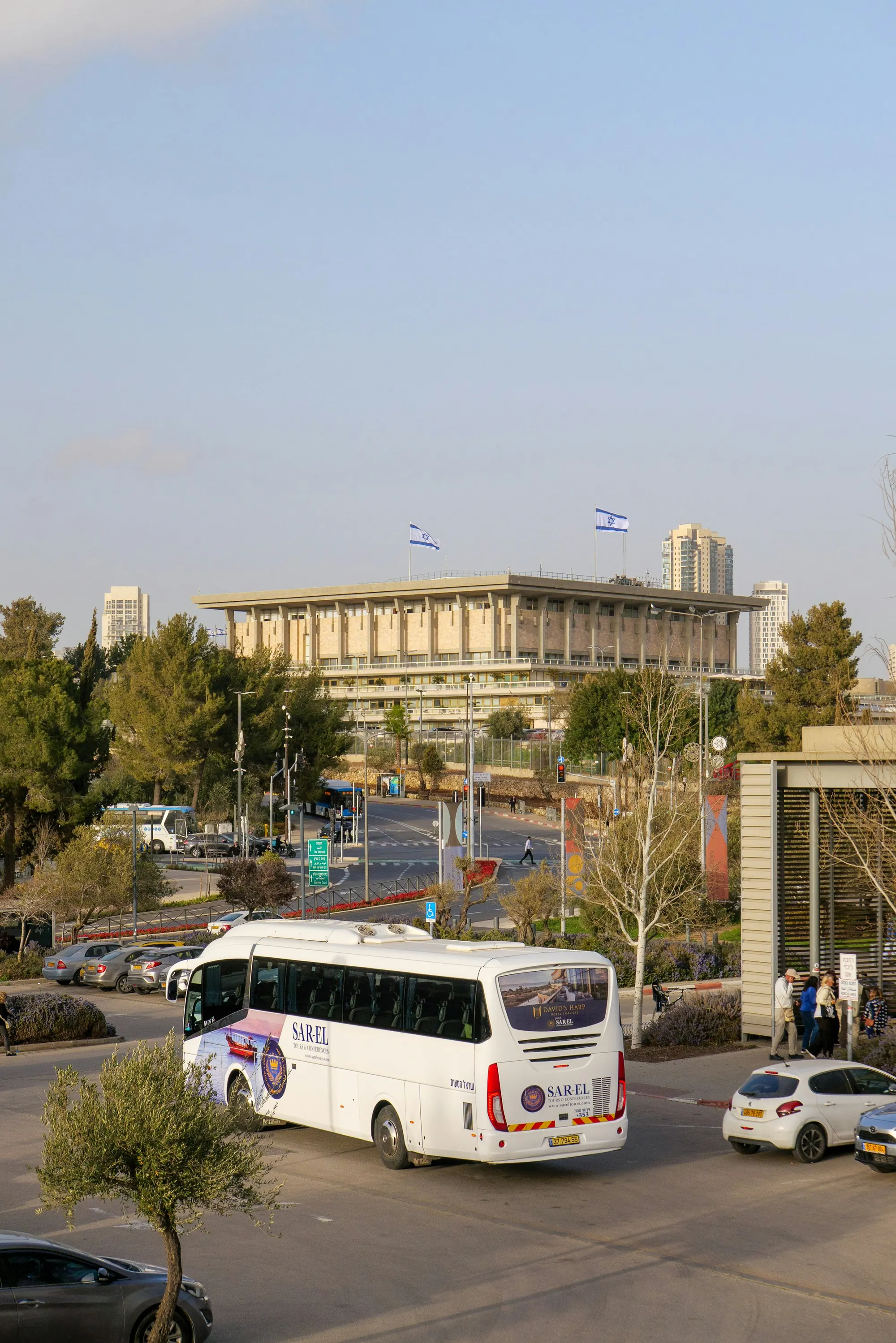 בניין הכנסת בירושלים ואוטובוס חולף