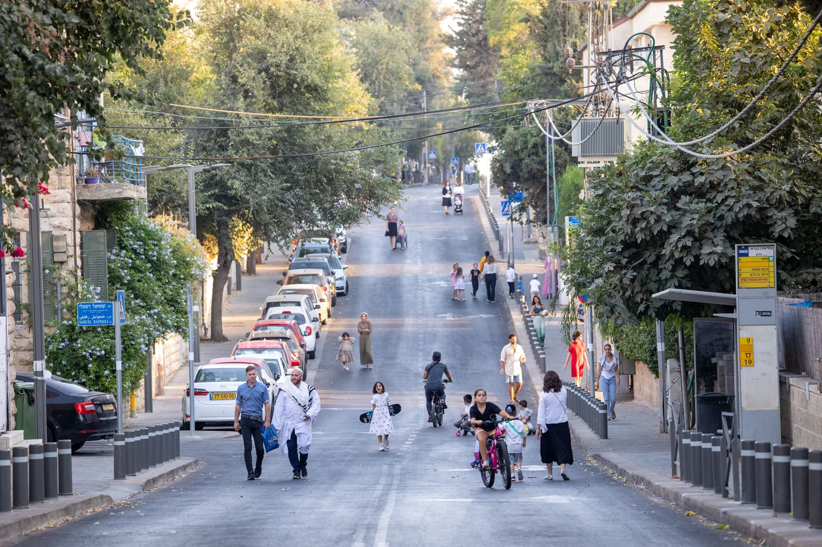 רחוב שכונתי בירושלים עם משפחות וילדים