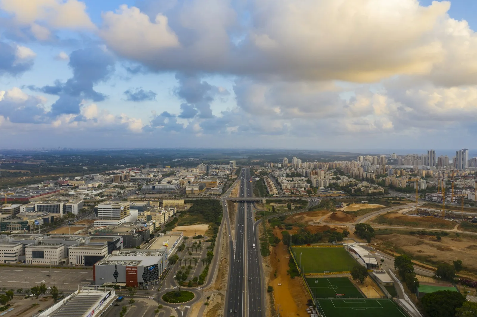 מגדלי מגורים וכביש בעיר ישראלית
