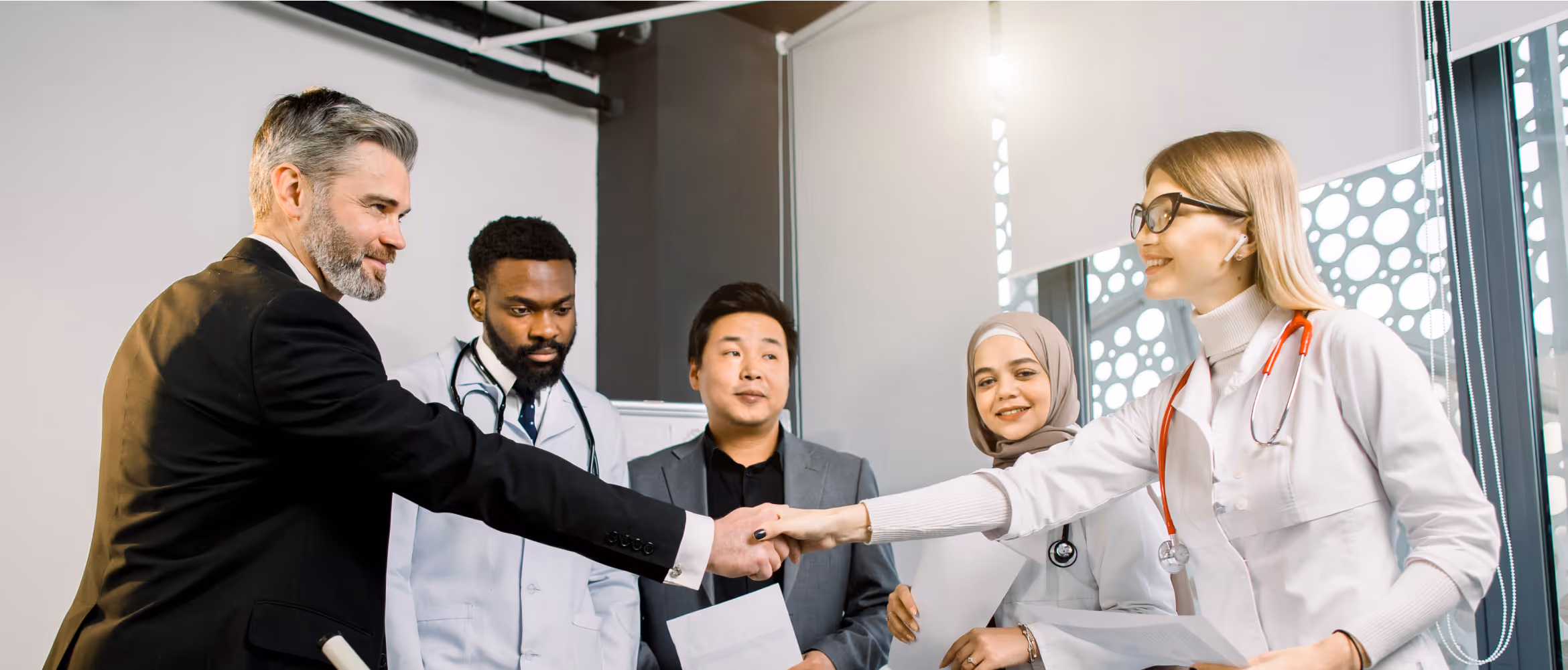 Finanzberater von Wealth Doctors im Handschlag mit Ärzten