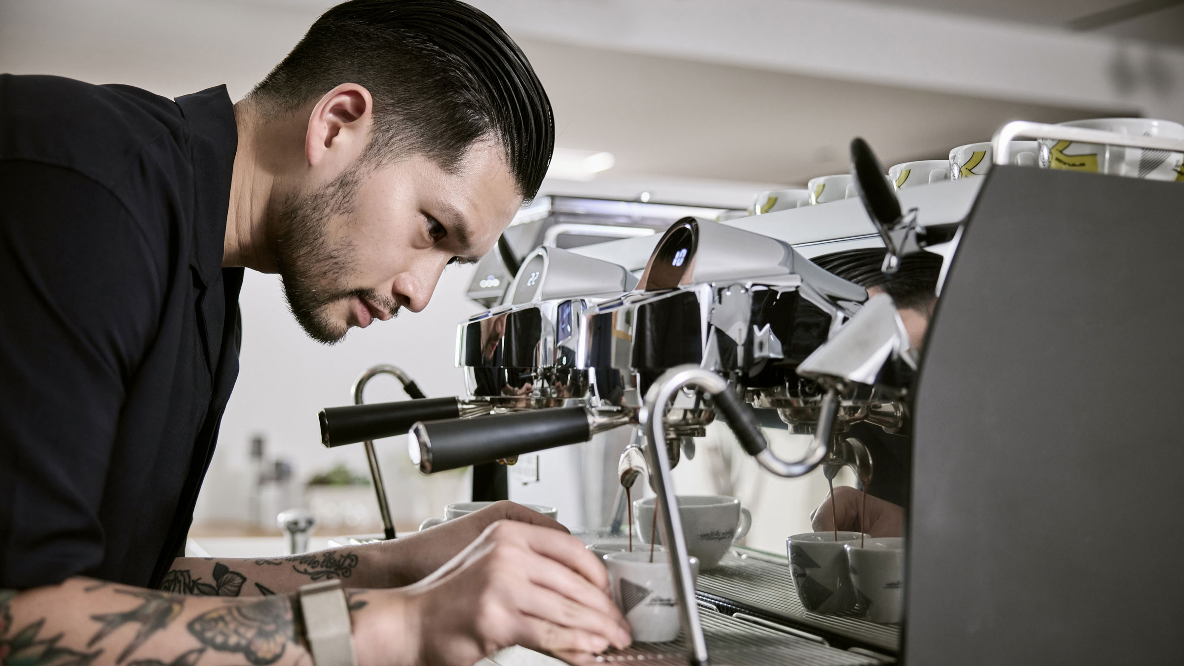 Mikael Jasin placing cups onto Eagle Core coffee machine
