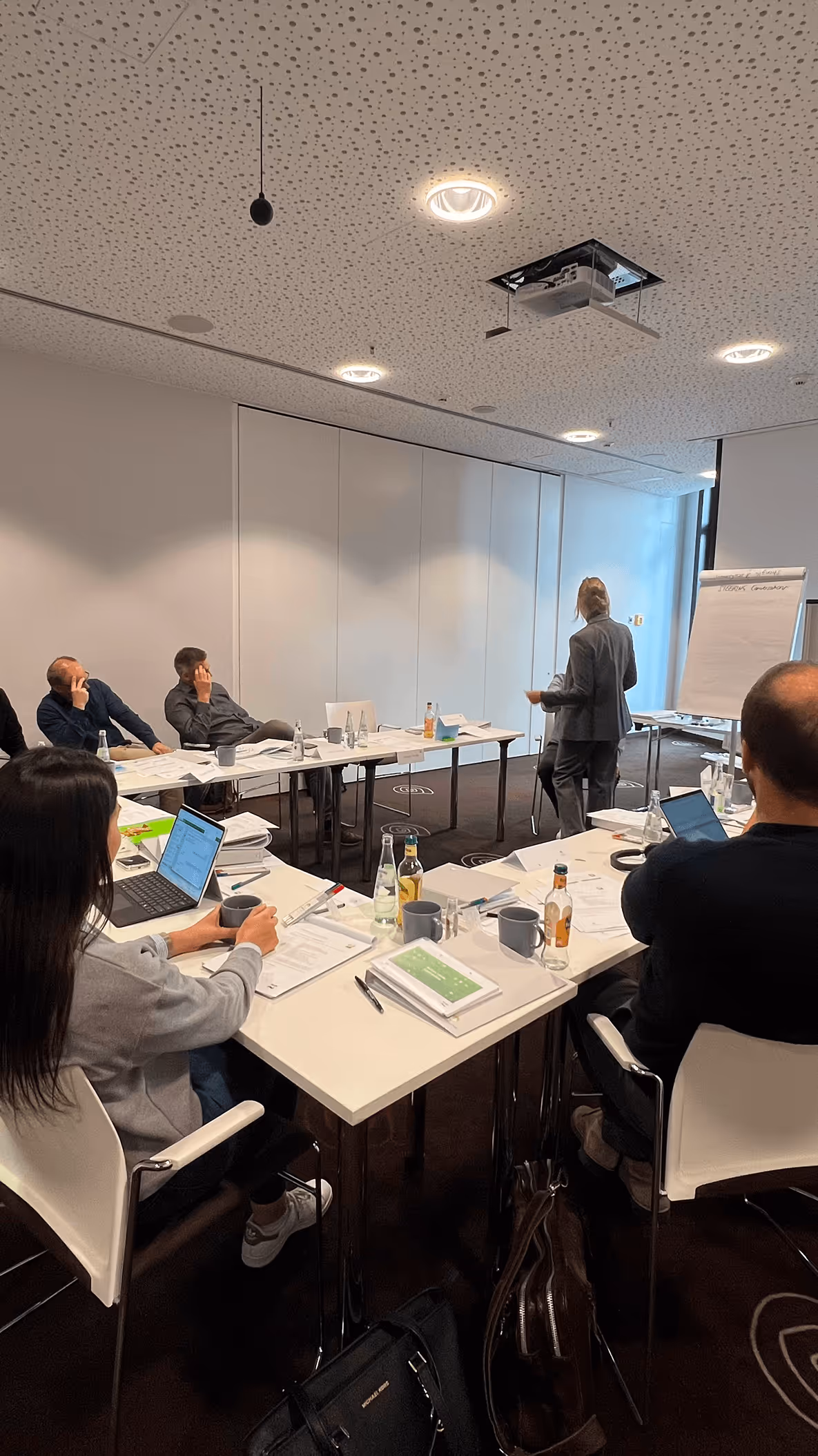 Ein Konferenzraum mit leuten
