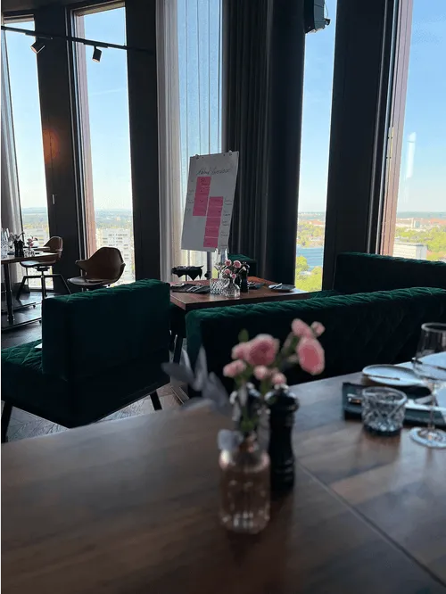 Die Location von einem Gespräch – ein schickes Hochhaus
