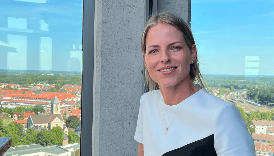 Julia Peter sitzt in einem Hochhaus