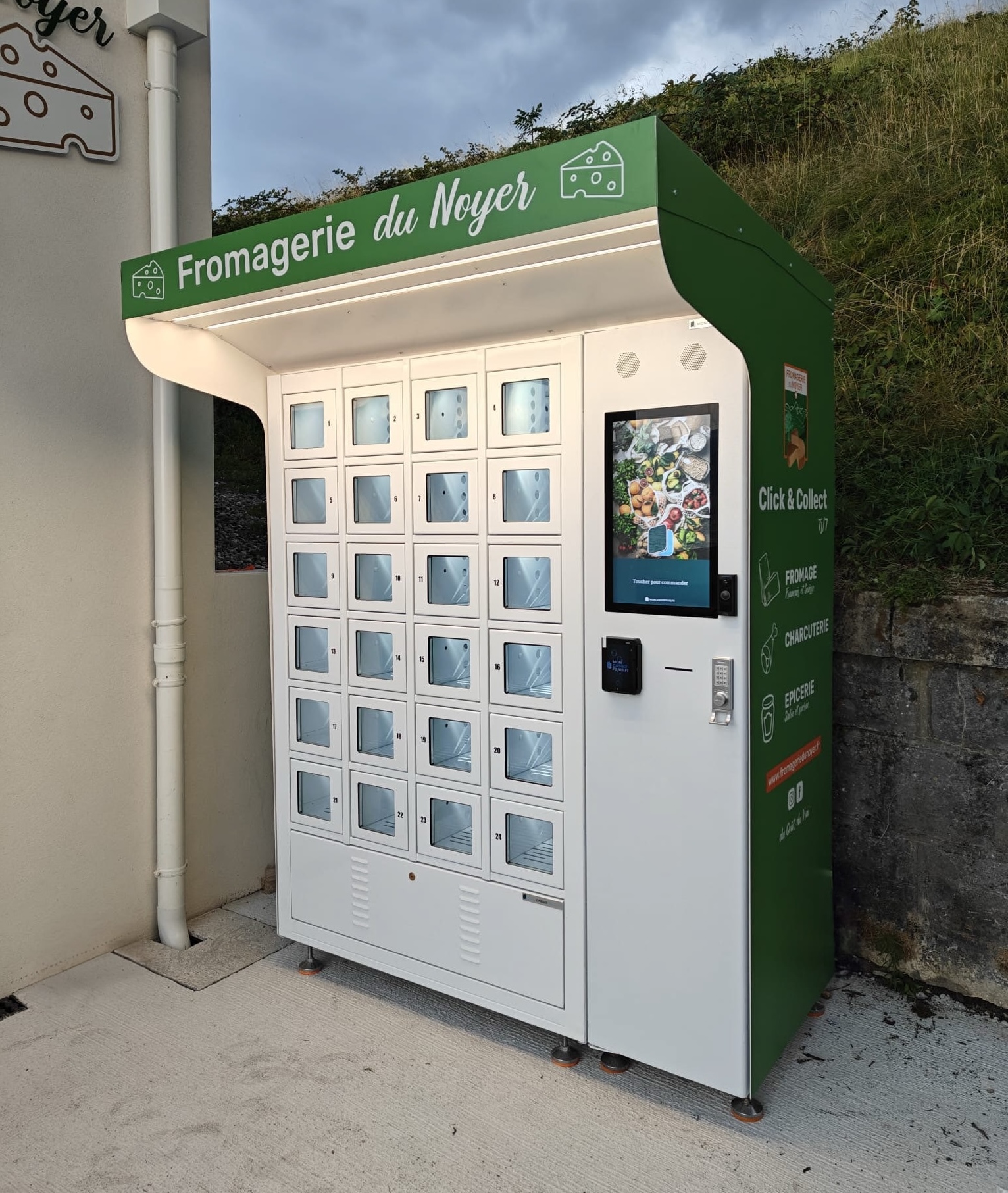 Le kiosque minimaliste MonCasierFrais.fr possède juste un petit abri pour protéger vos casiers réfrigérés des intempéries.