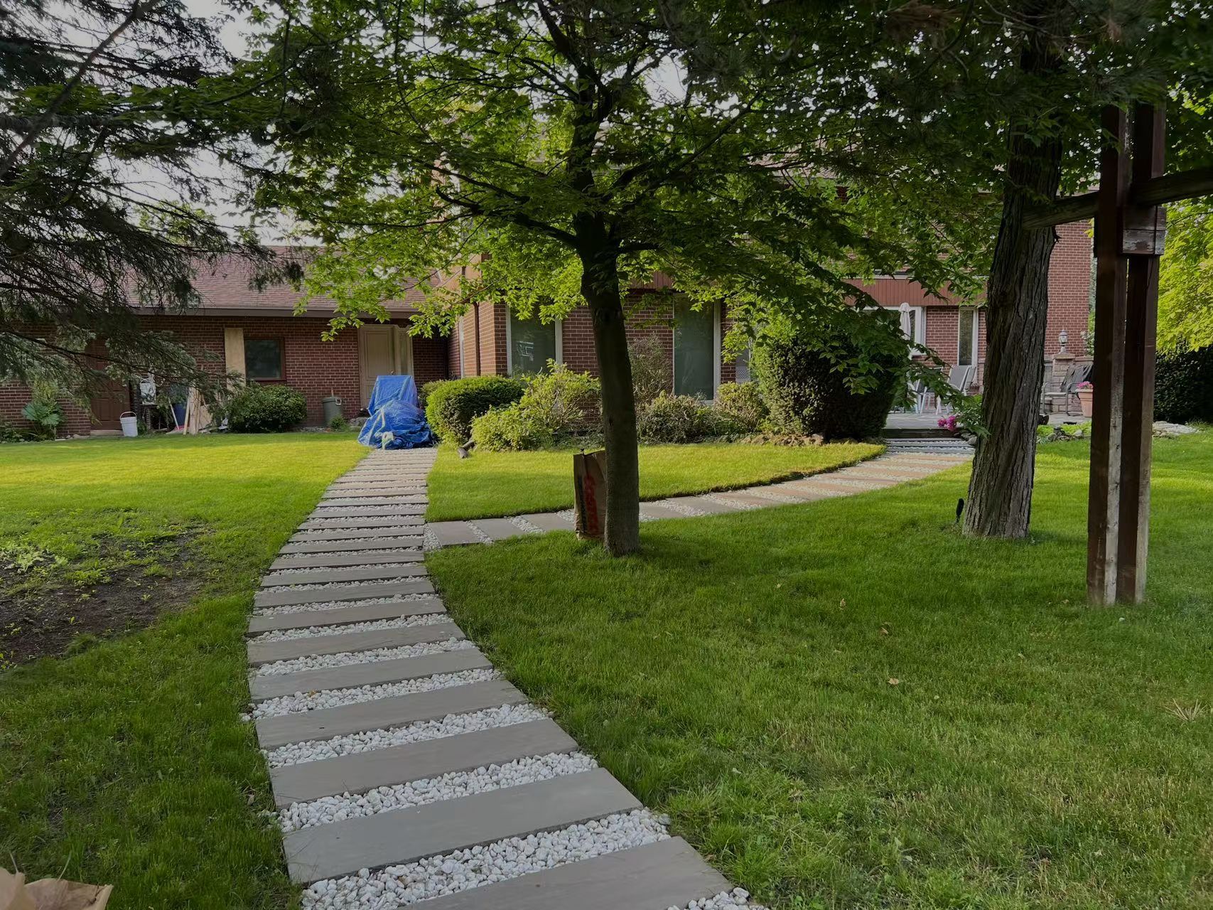 Landscaped walkway with stepping stones, gravel joints and surrounding lawn