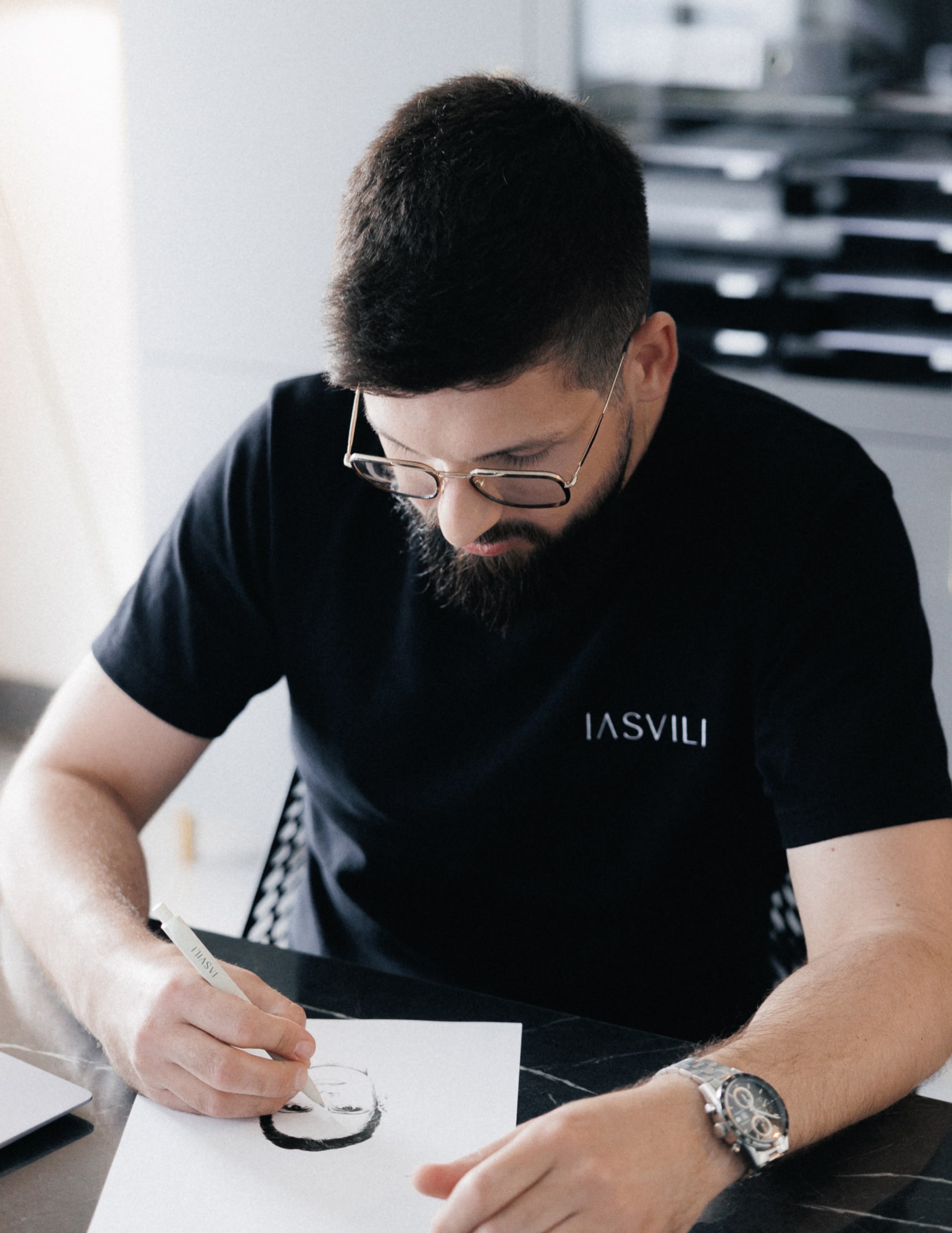 Augenärztin Kellnerova lächelnd vor der Kamera in ihrer Praxis