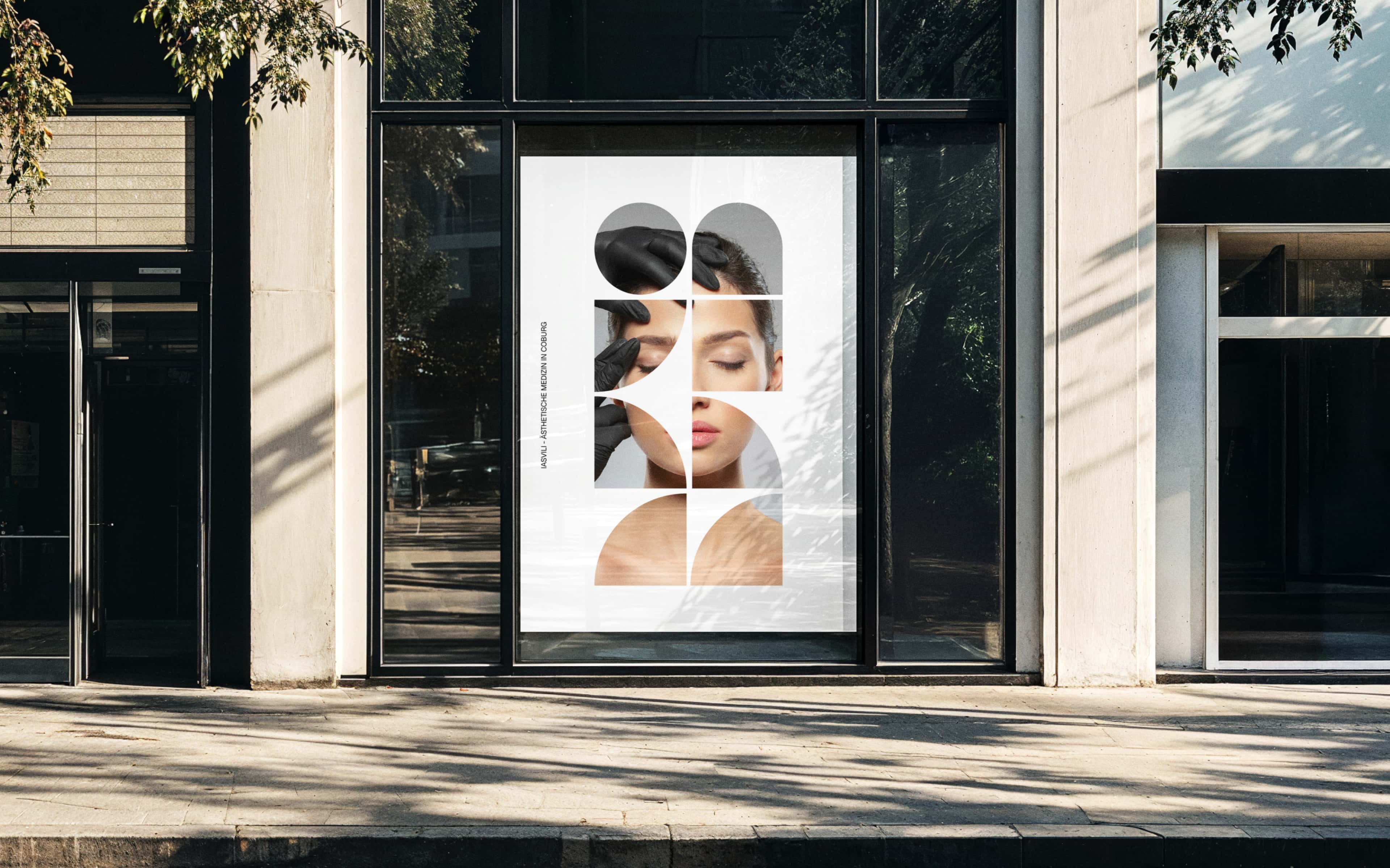 Geöffnetes Styleguide Buch mit dem Logo von der Augenarztpraxis Kellnerova