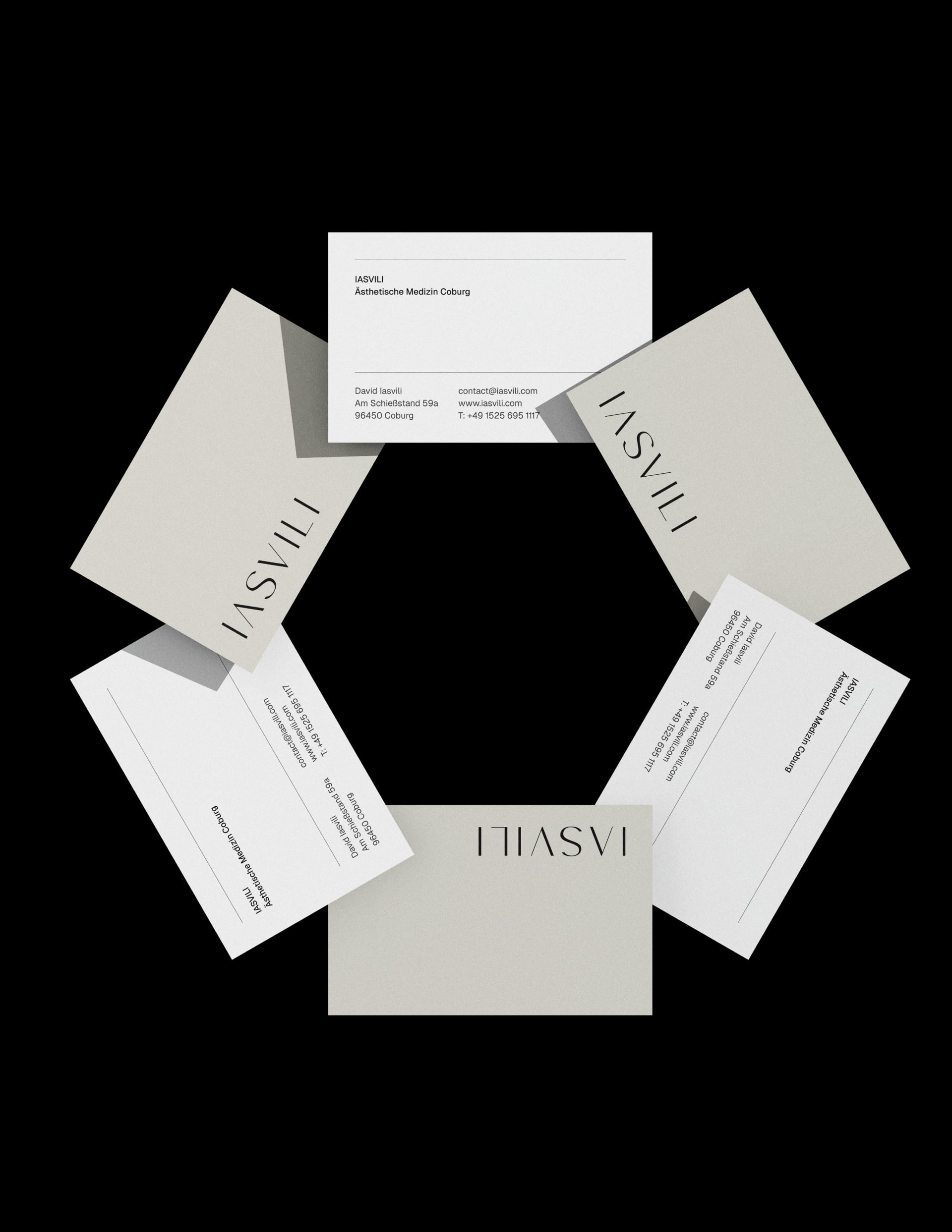 Augenärztin Kellnerova lächelnd vor der Kamera in ihrer Praxis