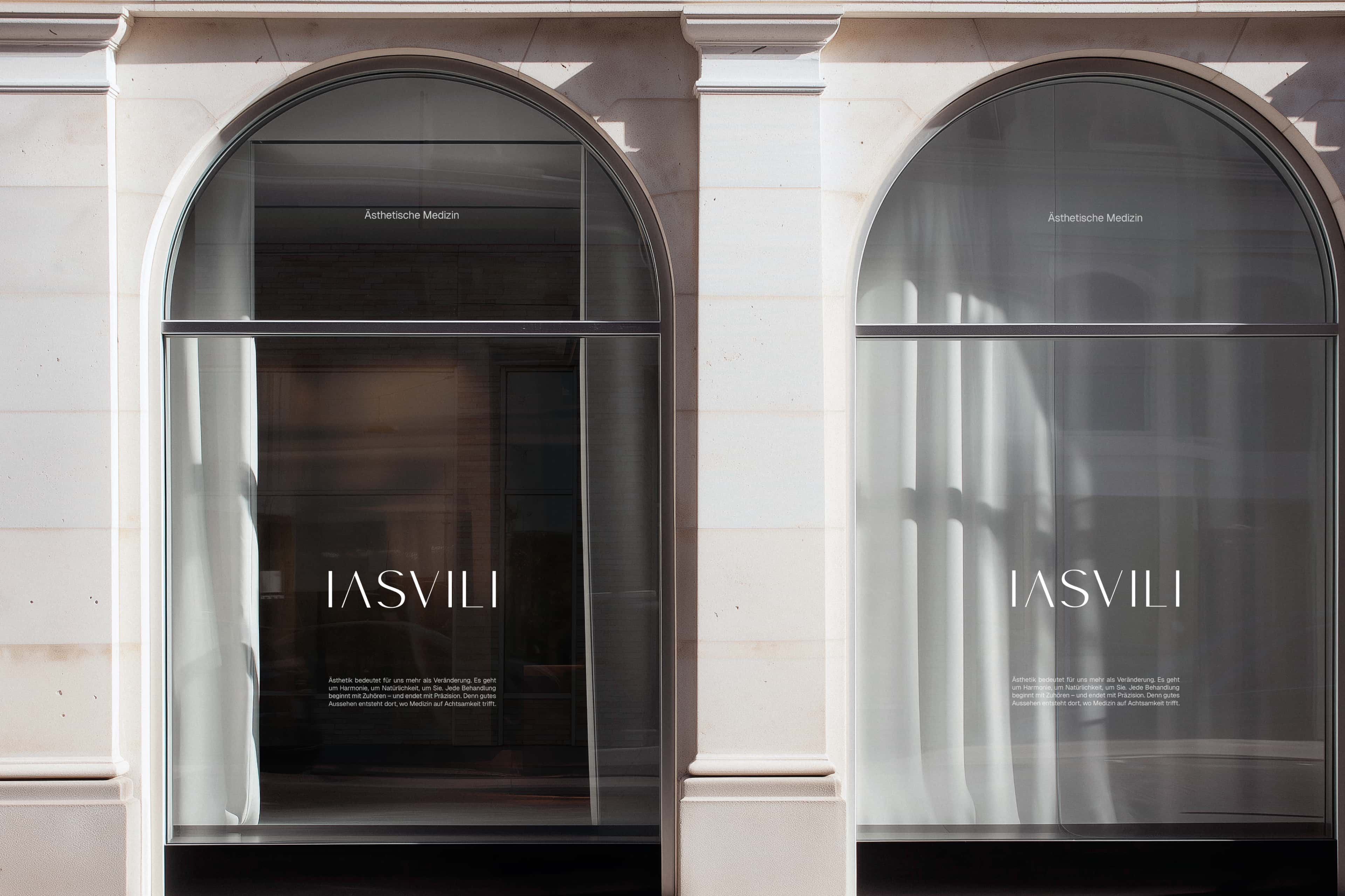 Geöffnetes Styleguide Buch mit dem Logo von der Augenarztpraxis Kellnerova