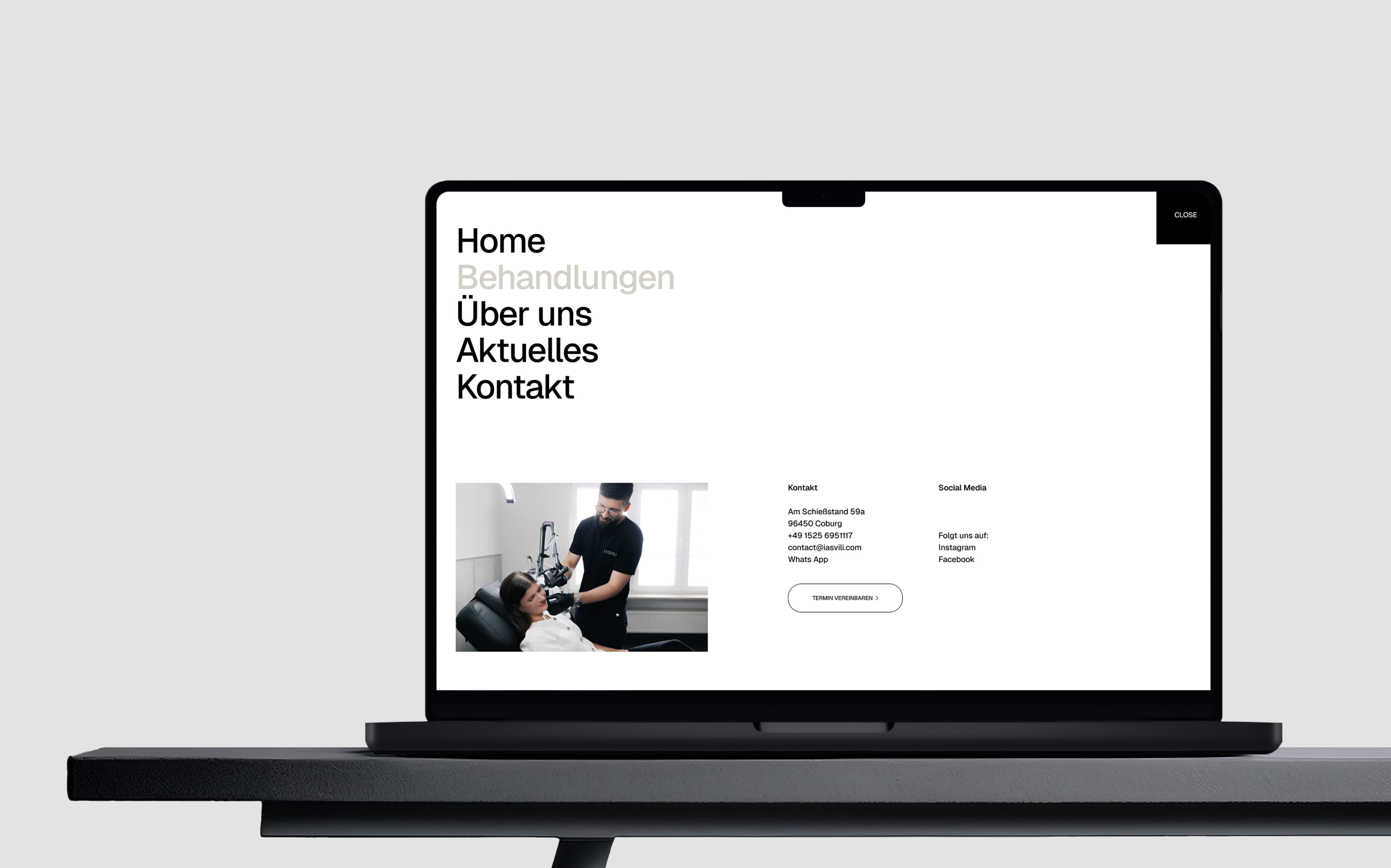 Geöffnetes Styleguide Buch mit dem Logo von der Augenarztpraxis Kellnerova