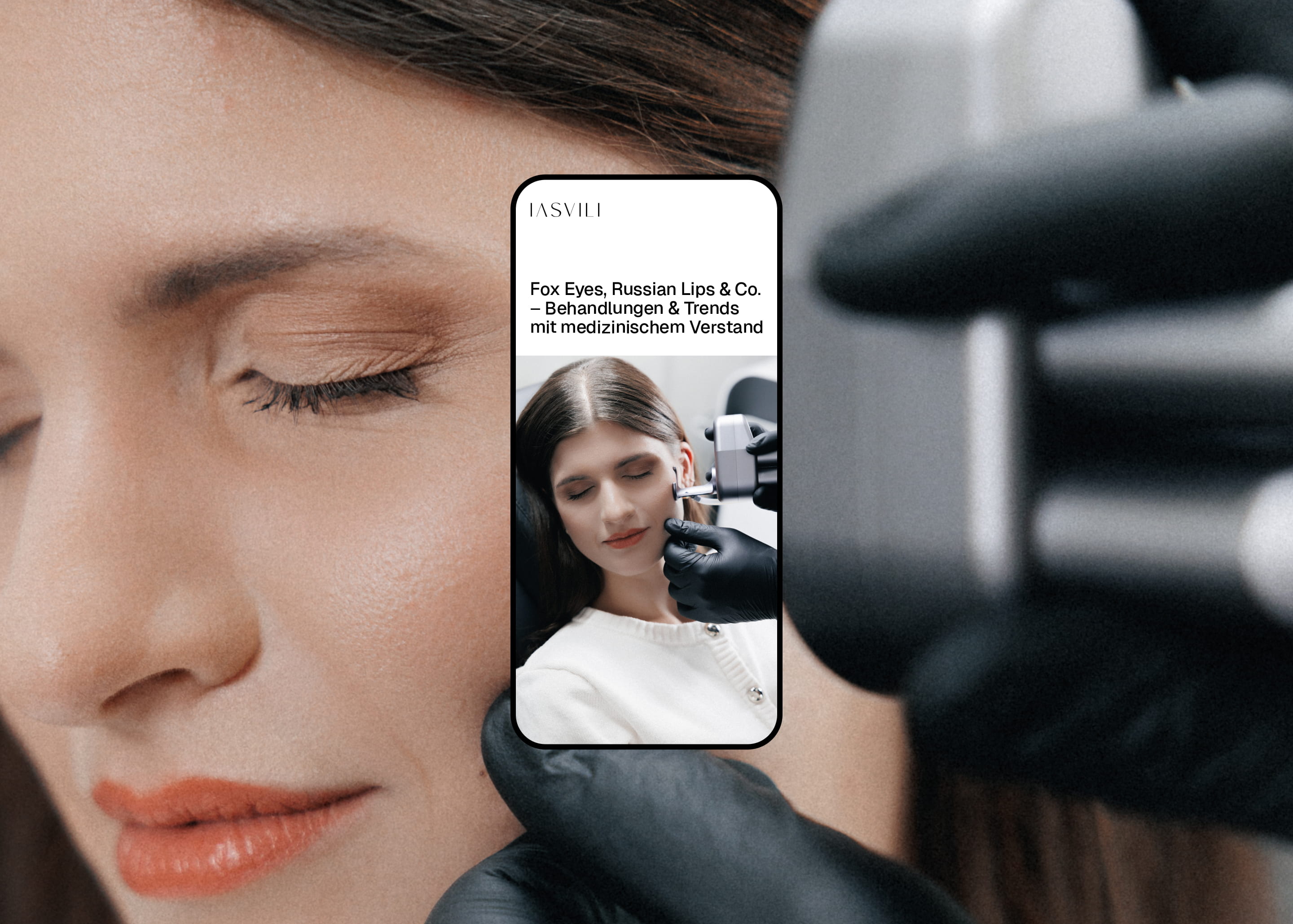 Webseite der Augenarztpraxis Kellnerova auf einem Laptop, dargestellt auf einem modernen Schreibtisch.
