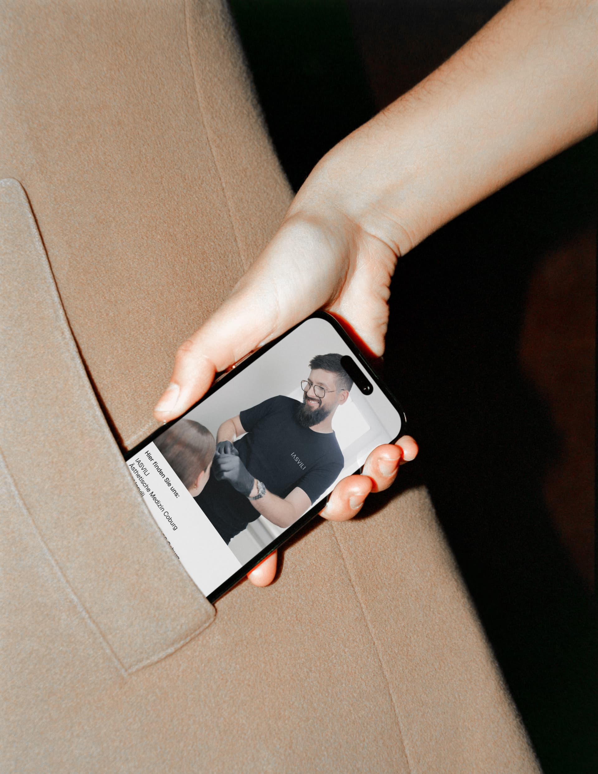 Frau hält Smartphone in ihrer Hand