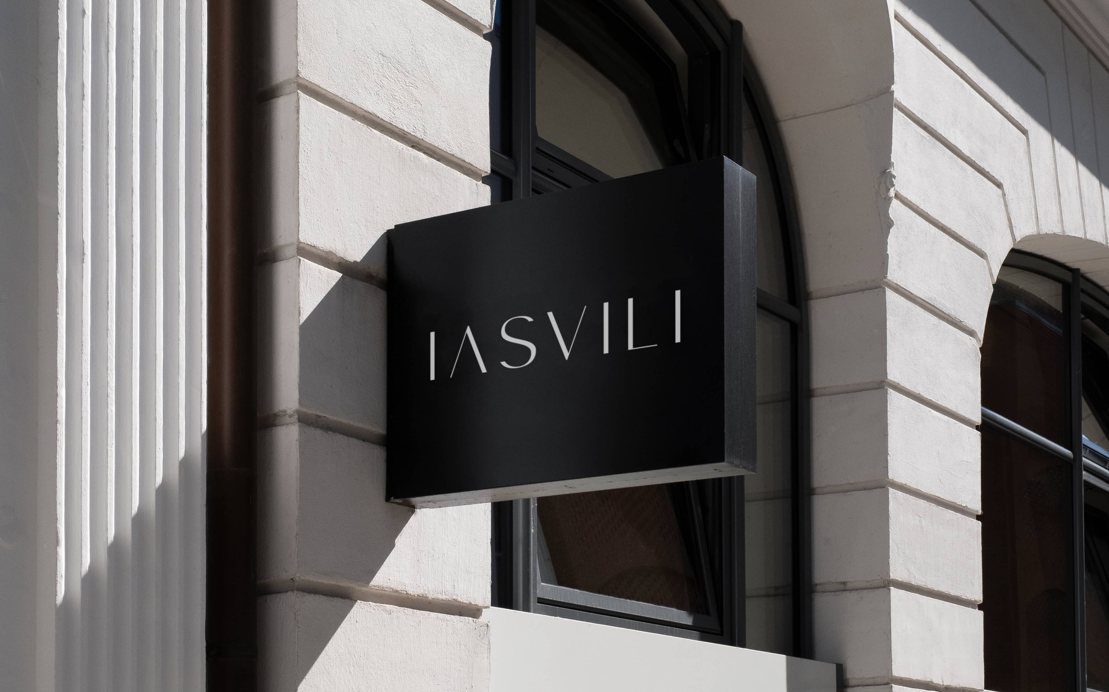 Geöffnetes Styleguide Buch mit dem Logo von der Augenarztpraxis Kellnerova