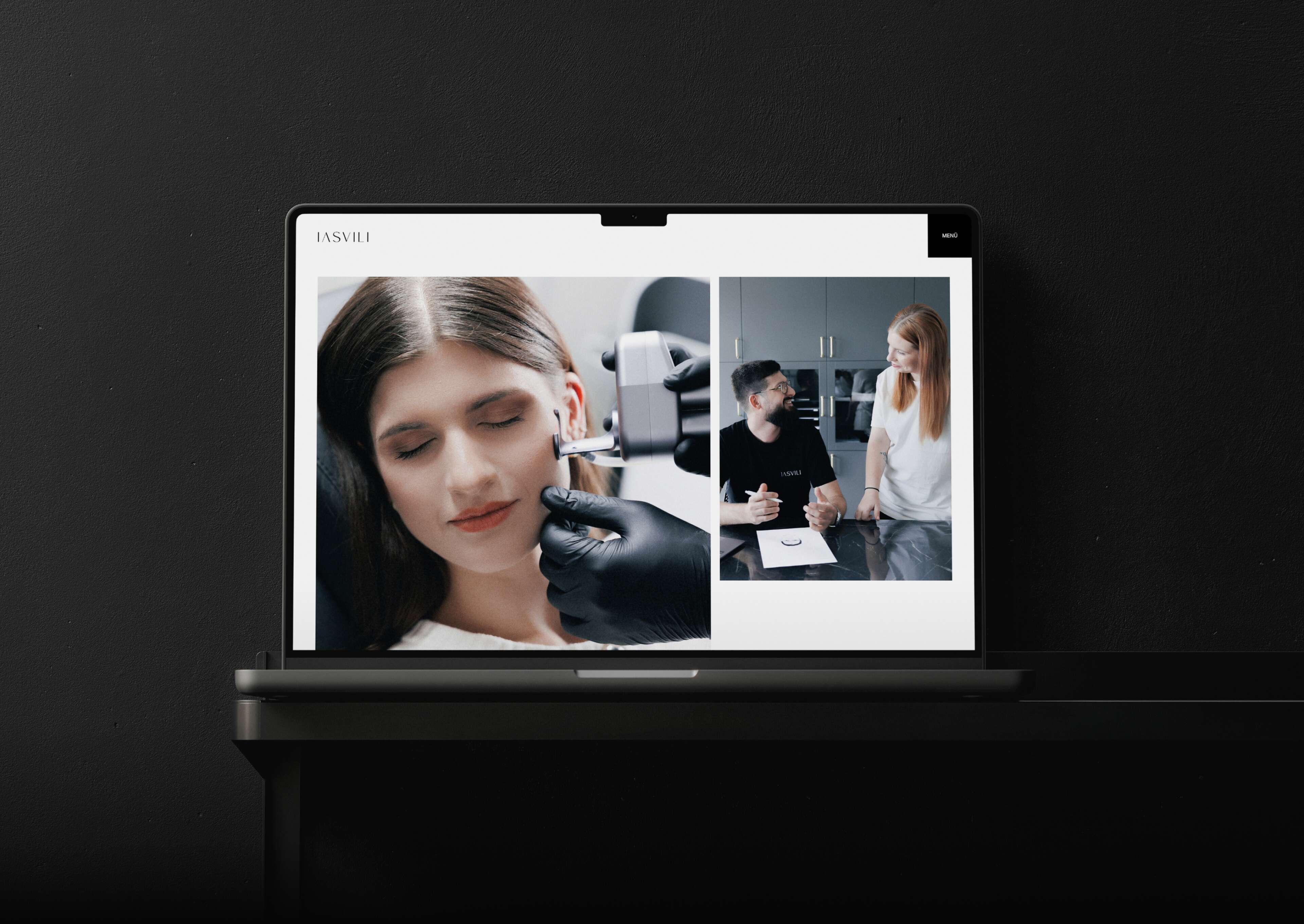 Zwei Männer besprechen Designideen vor einem Whiteboard mit verschiedenen Konzepten.