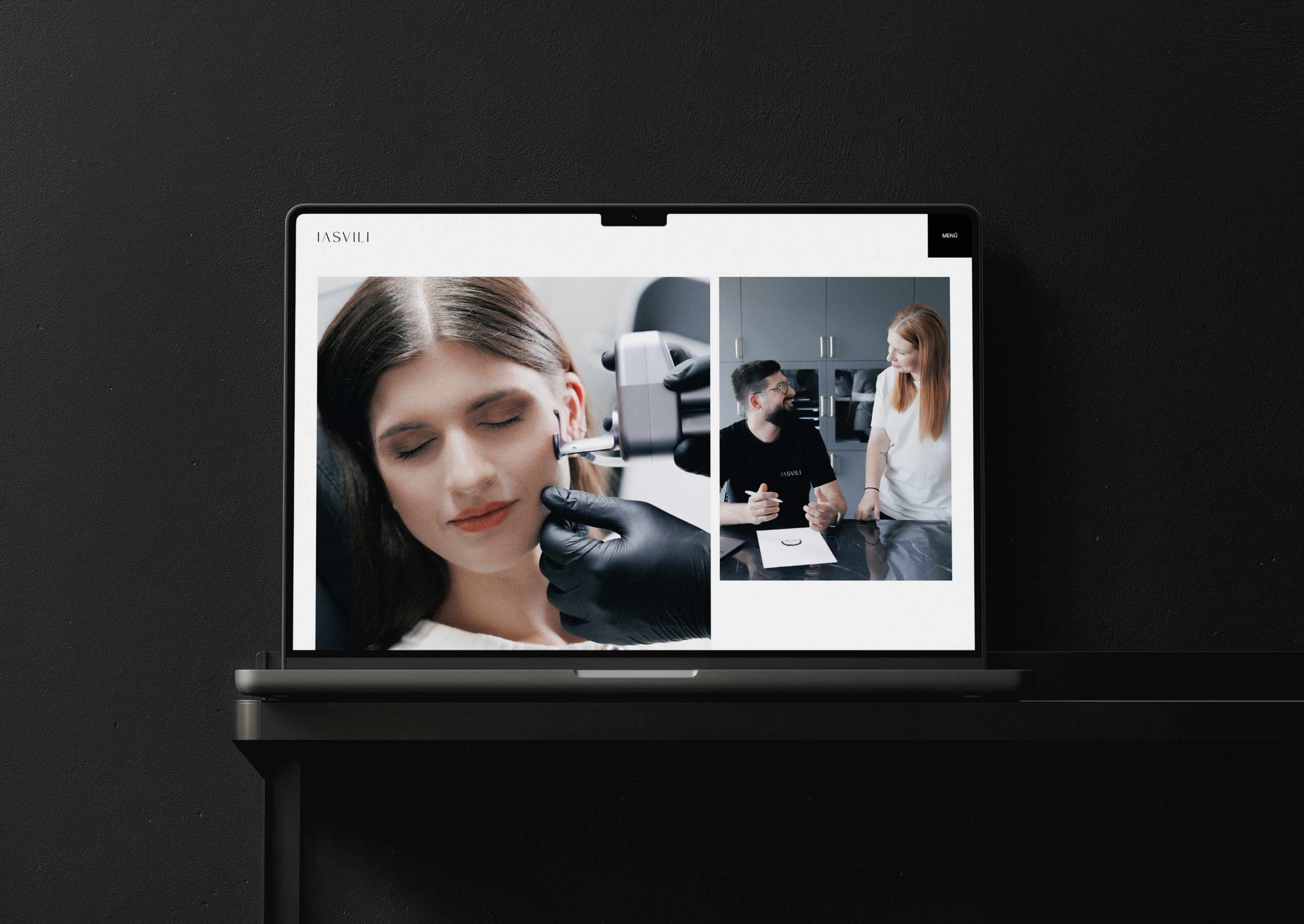 Mann hält eine Visitenkarte der Augenarztpraxis Kellnerova in einer dunklen Umgebung