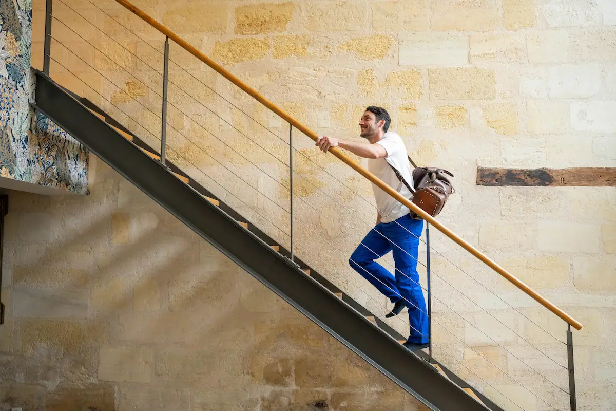 Technicien professionnel en uniforme montant les escaliers pour une intervention