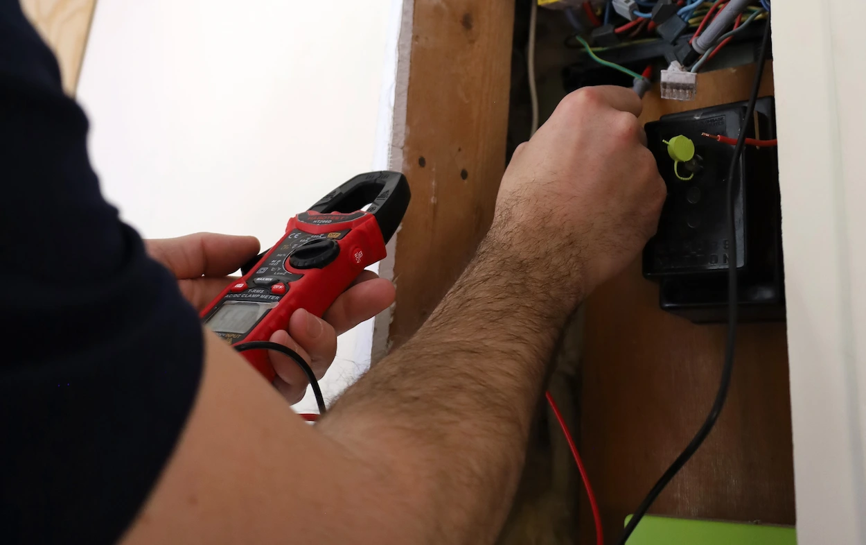 Réparation de panne électrique par un technicien Coup de clé