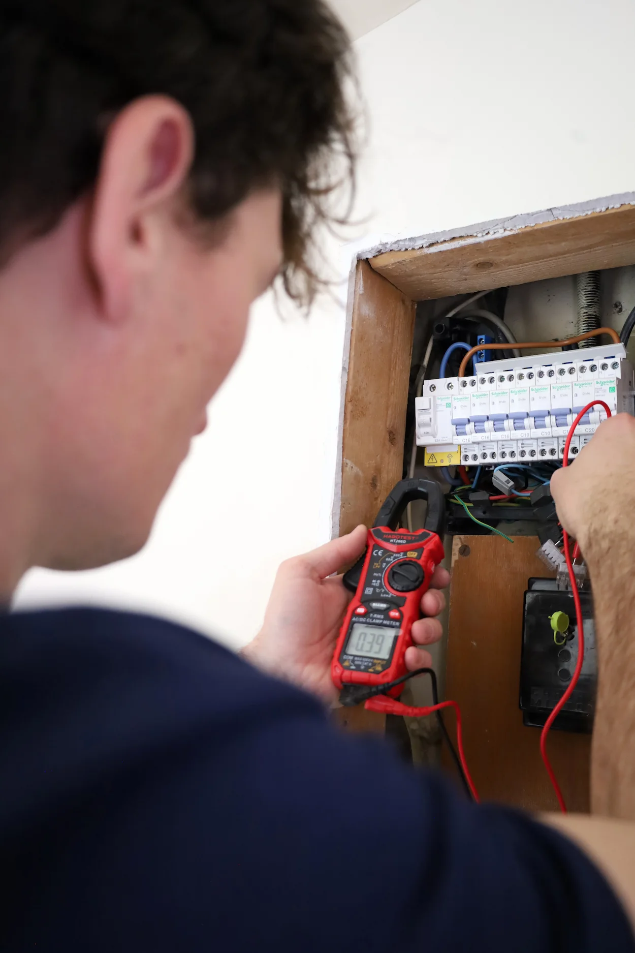 Disjoncteur qui disjoncte régulièrement — résolution par technicien électricien Coup de clé