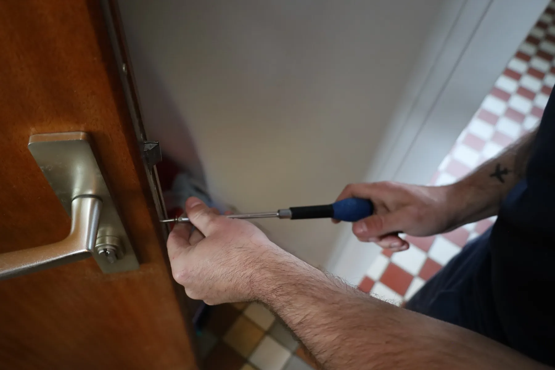 Porte claquée ou fermee a clé sans accès pour ouverture sans casse