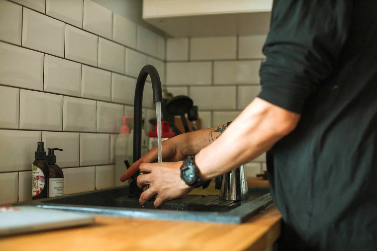 Robinet d'évier de cuisine défaillant — remplacement par technicien Coup de clé