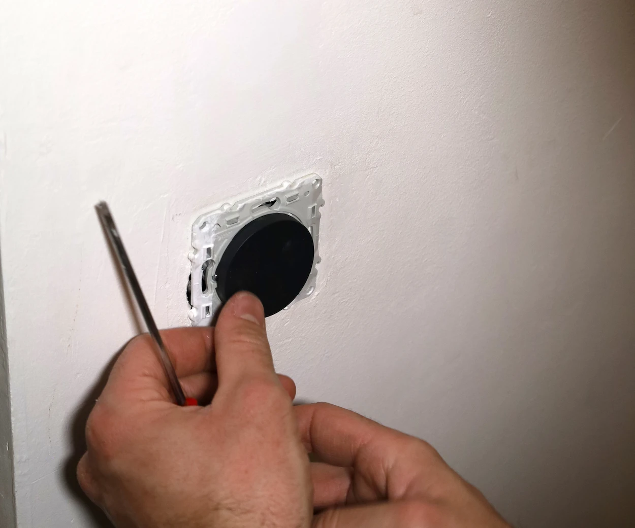 Mise en sécurité électrique d une prise par un technicien Coup de clé